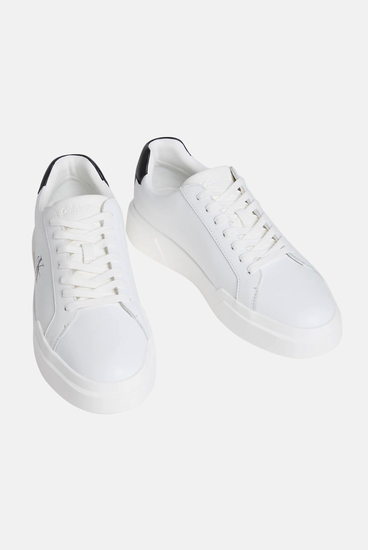 CALVIN KLEIN JEANS Sneakers in pelle bianche e nere da uomo con dettagli neri a contrasto e monogramma CK laterale.<BR/> YM0YM01344 06X CALVIN KLEIN JEANS