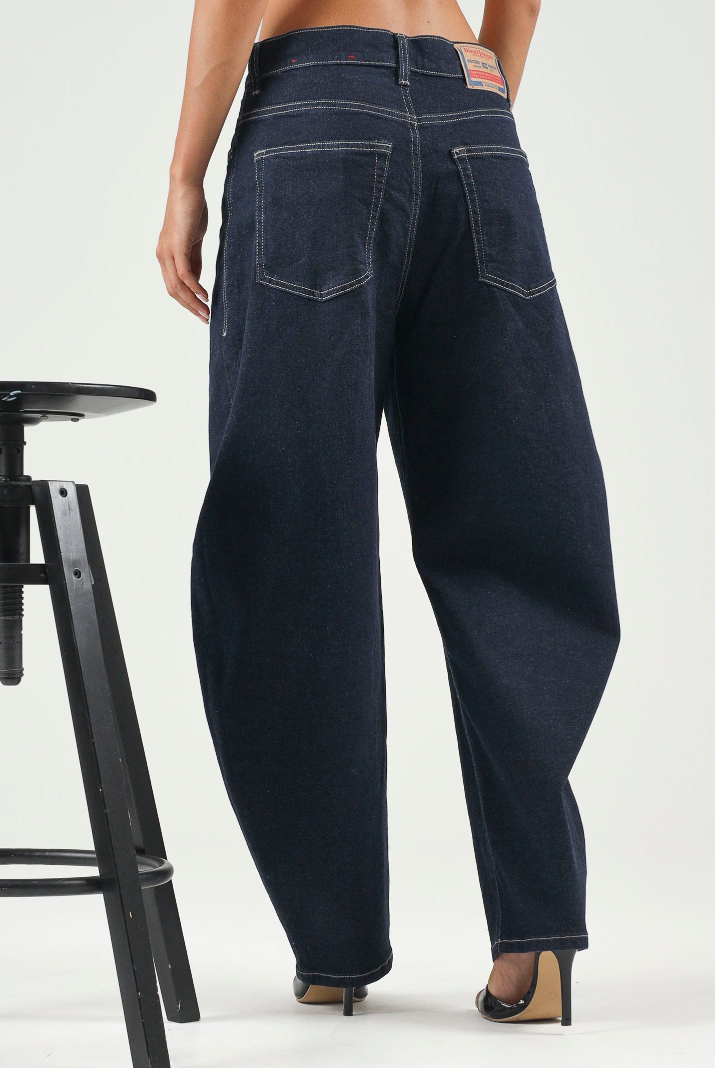 DIESEL Jeans D-MILTY denim blu scuro, per donna, ragazzi e bambini con cuciture a contrasto. J02885KXBUS K01 DIESEL