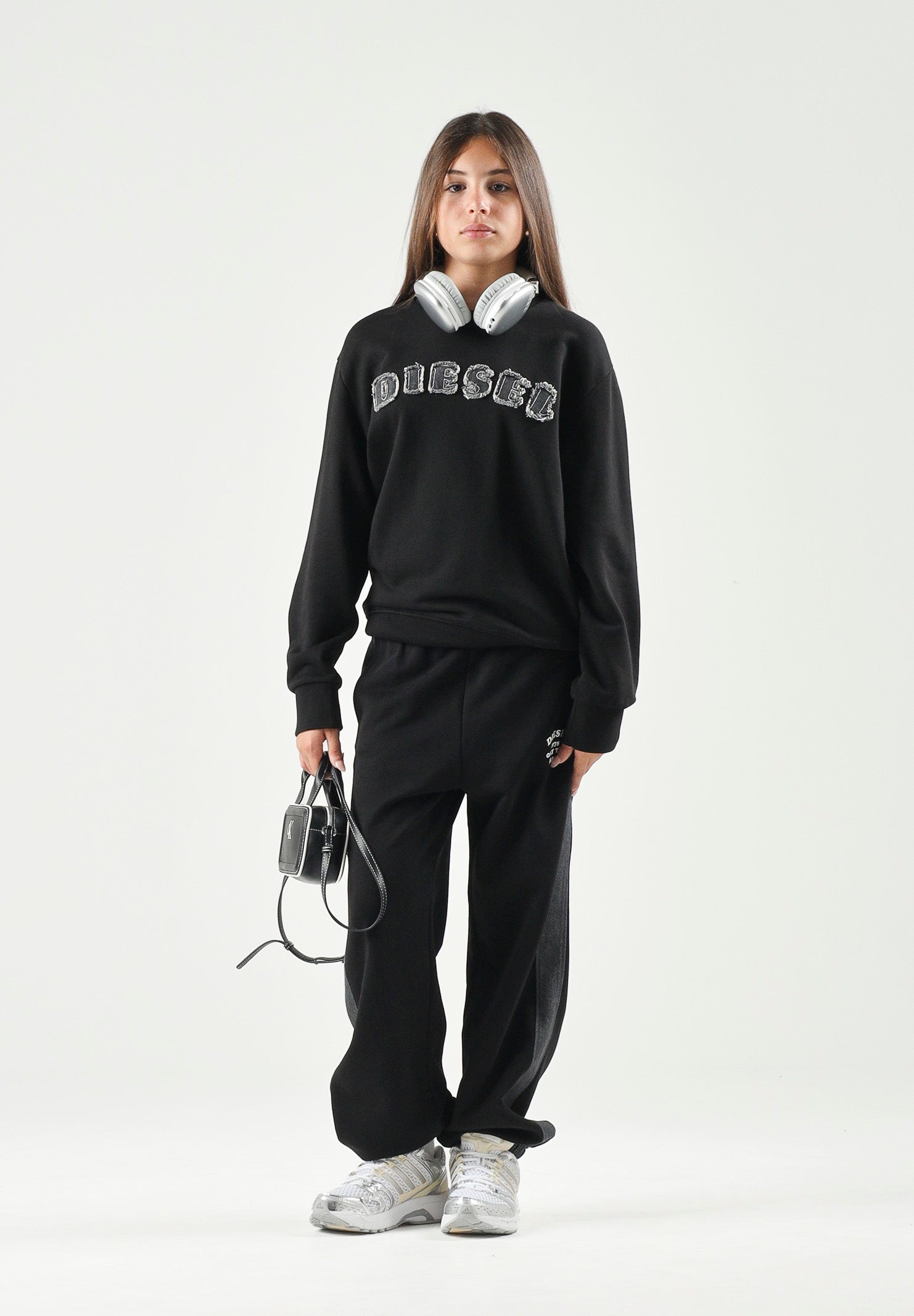 DIESEL Felpa SJEANS OVER nero, per donna, ragazzi e bambini con logo Diesel frontale effetto sfrangiato. J029850GEAD K900 DIESEL