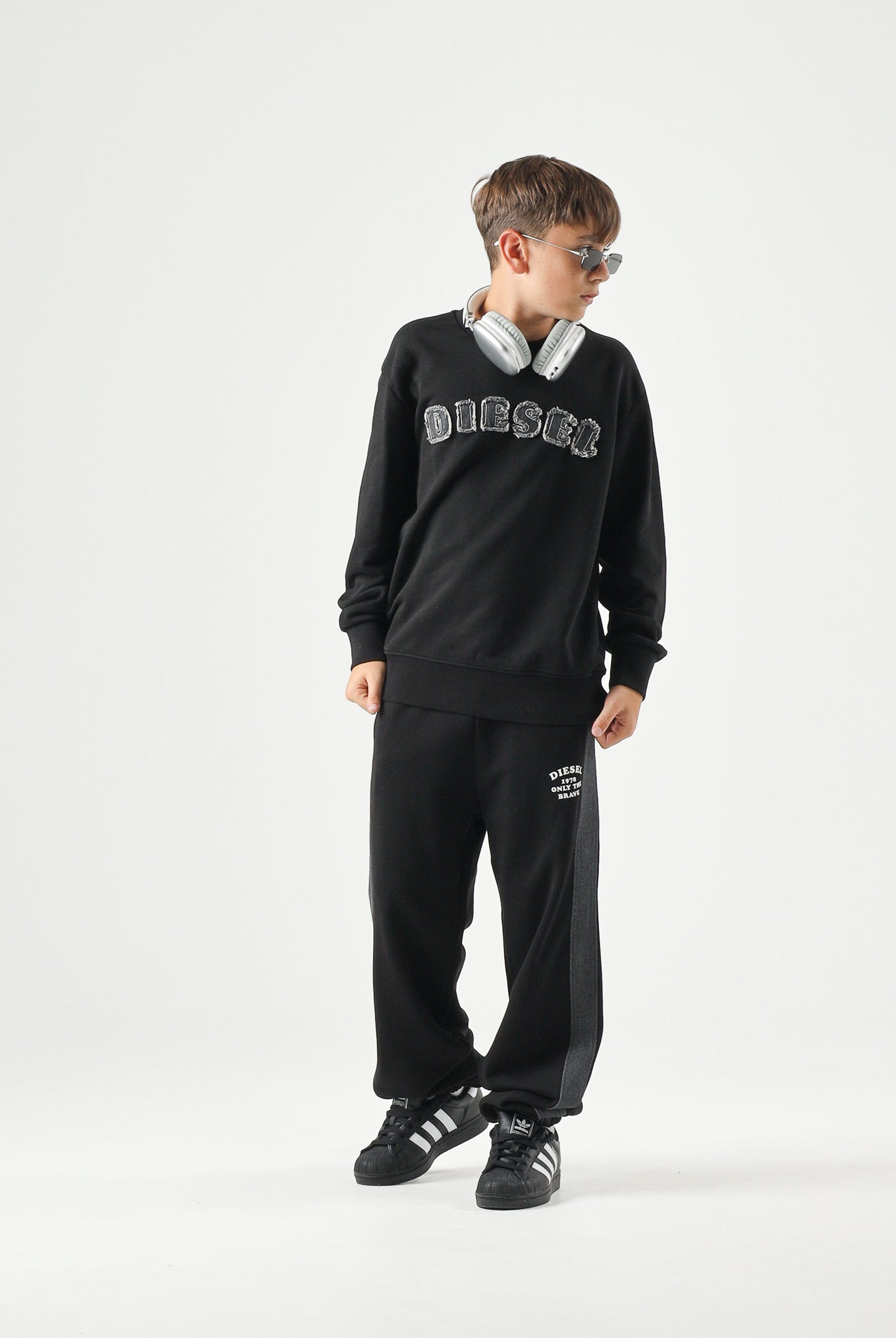 DIESEL Felpa SJEANS OVER nero, per donna, ragazzi e bambini con logo Diesel frontale effetto sfrangiato. J029850GEAD K900 DIESEL