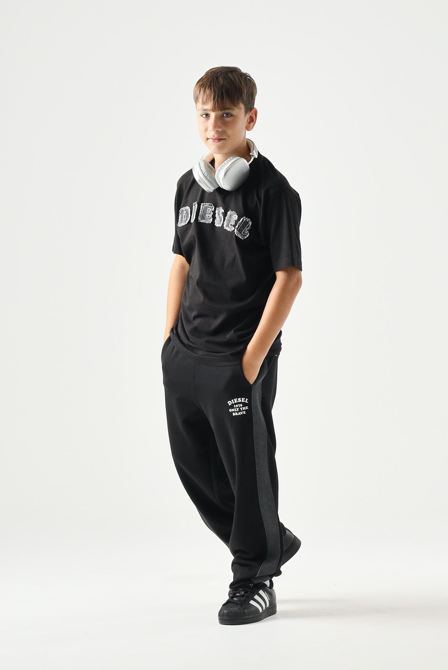 DIESEL T-shirt TJEANS OVER nera per donna, ragazzi e bambini con logo Diesel frontale effetto sfrangiato J02992KYA1Y K900 DIESEL