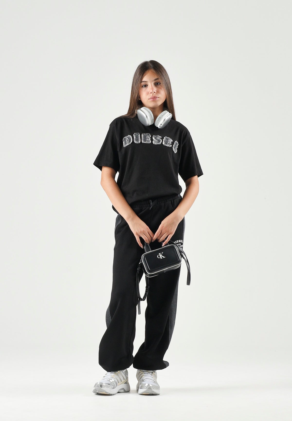 DIESEL T-shirt manica cortaTJEANS OVER nera per donna, ragazzi e bambini con logo Diesel frontale effetto sfrangiato J02992KYA1Y K900 DIESEL