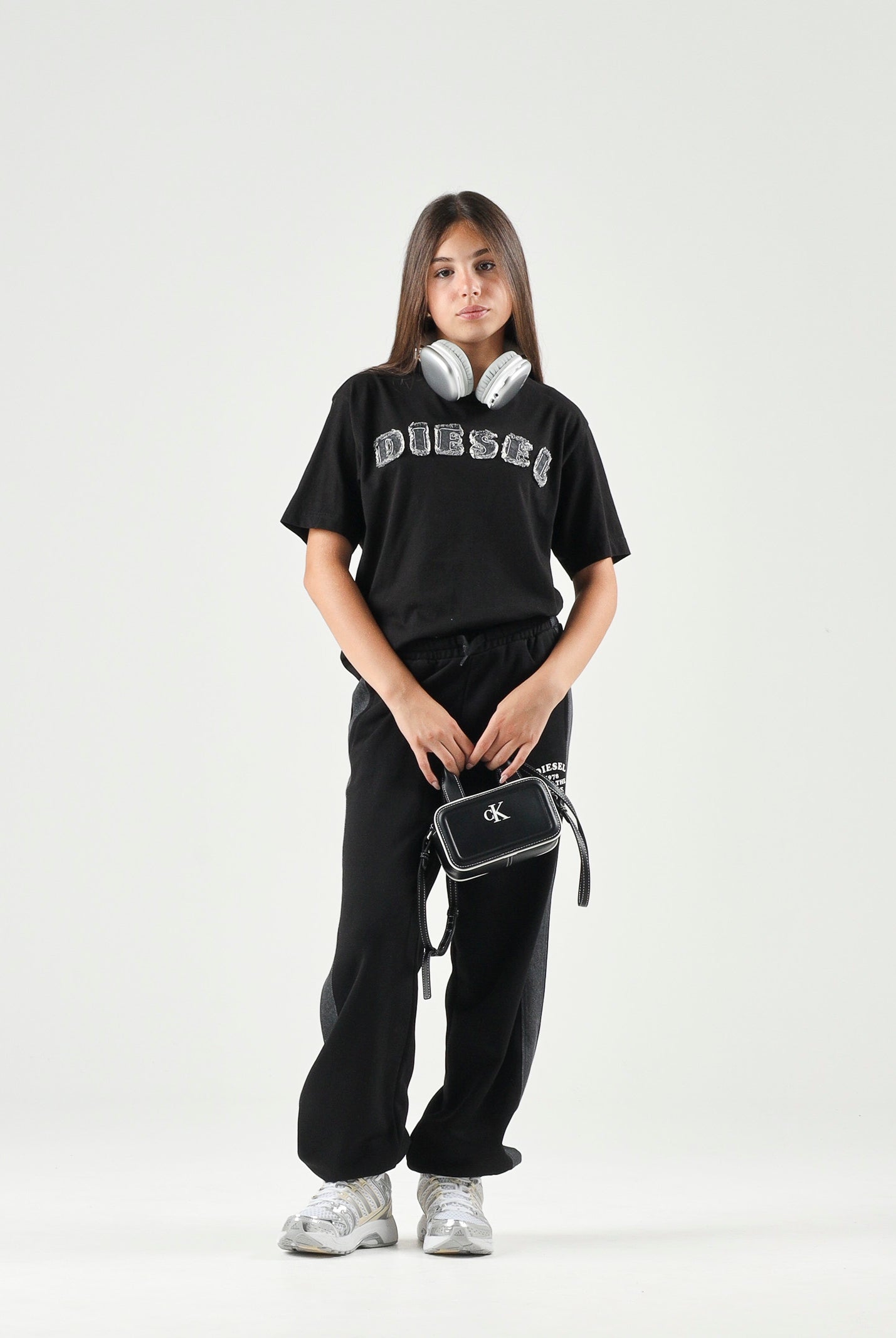 DIESEL T-shirt TJEANS OVER nera per donna, ragazzi e bambini con logo Diesel frontale effetto sfrangiato J02992KYA1Y K900 DIESEL