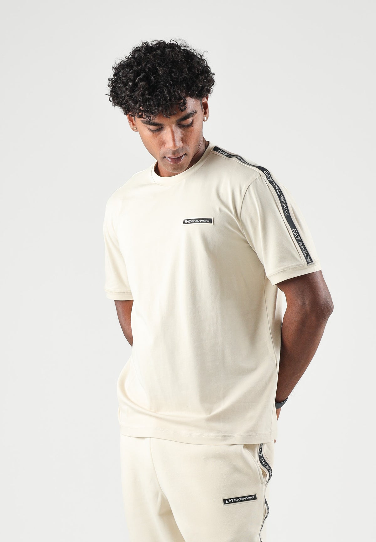 EA7 T-shirt manica corta panna per uomo con bande logate sulle maniche. 7M002189AF10373 U1079 EA7