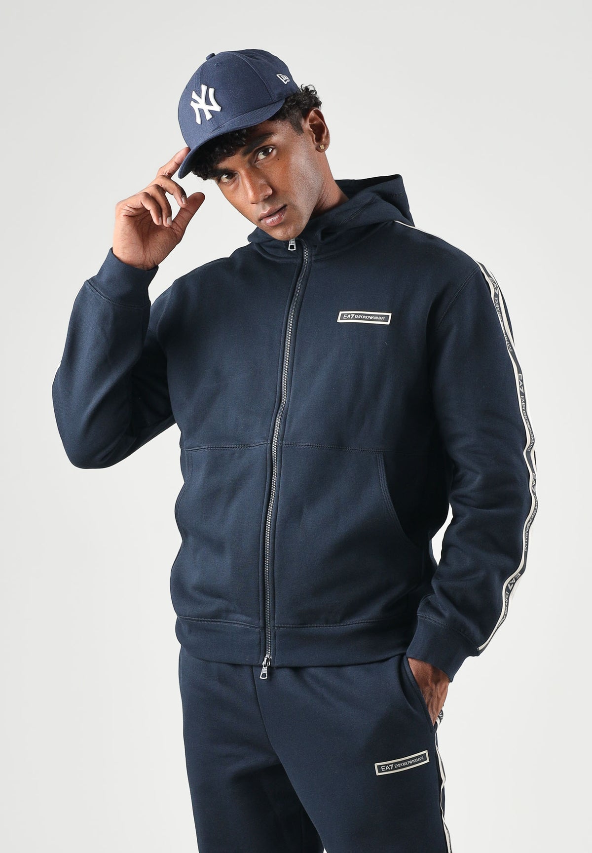 EA7 Felpa con zip blu per uomo con nastro logato sulle maniche 7M002197AF10377 UB102 EA7