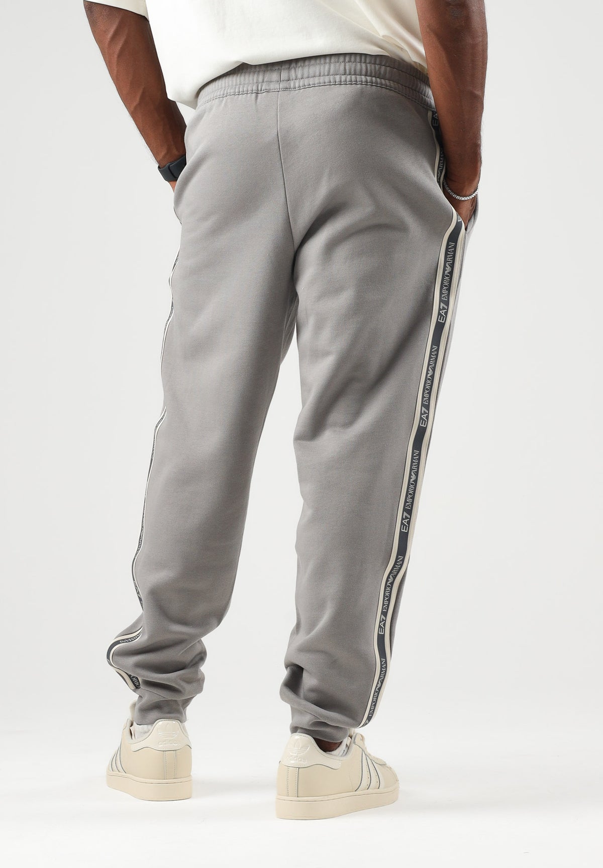 EA7 Pantaloni sportivi tortora per uomo con patch logo a contrasto sulla gamba 7M002198AF10377 U8067 EA7