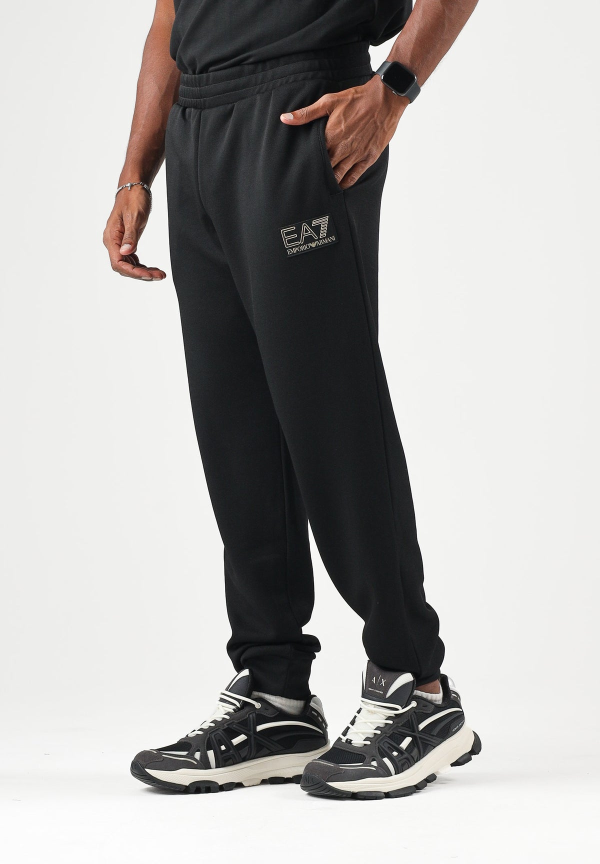 EA7 Pantaloni logo-patch neri per uomo con logo laterale, vita elasticizzata e fondo alla caviglia 7M002248AF26242 UC001 EA7