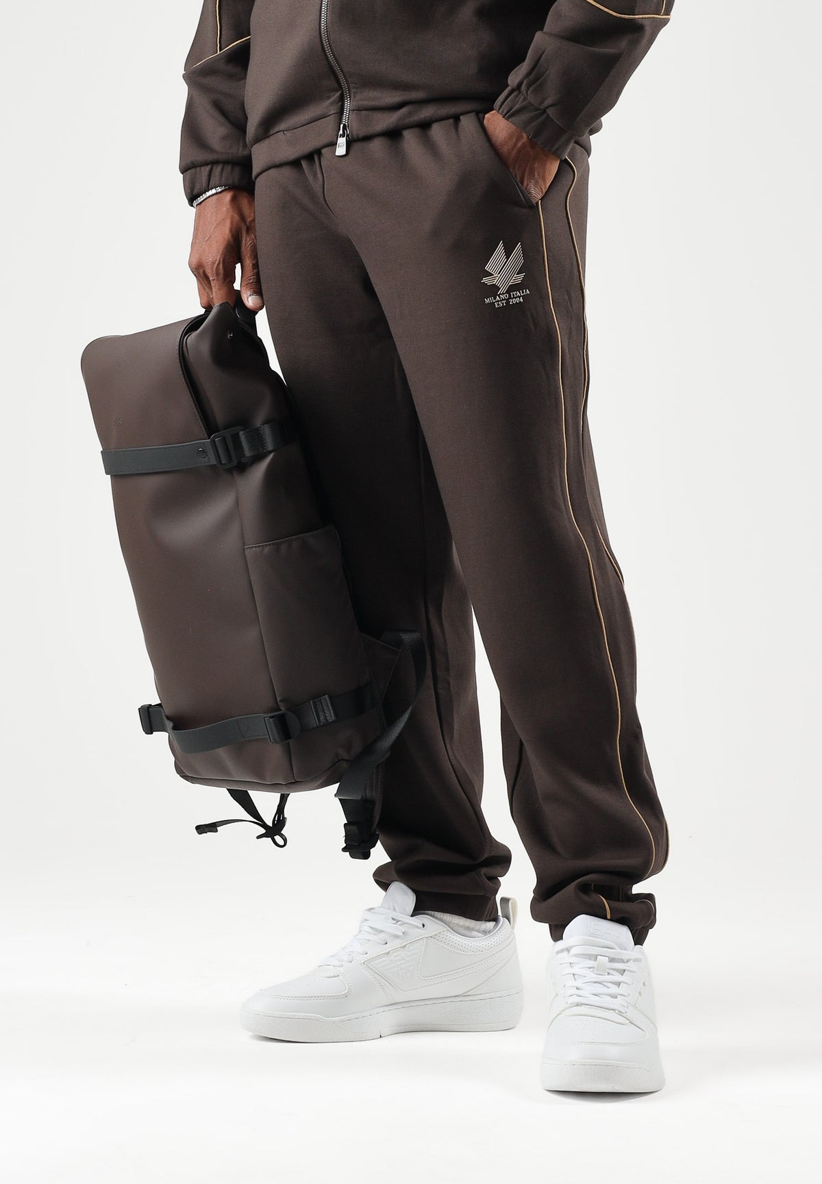 EA7 Tuta sportiva marrone per uomo con piping a contrasto, giacca con zip e pantaloni jogger. 7M002259AF21491 U6027 EA7