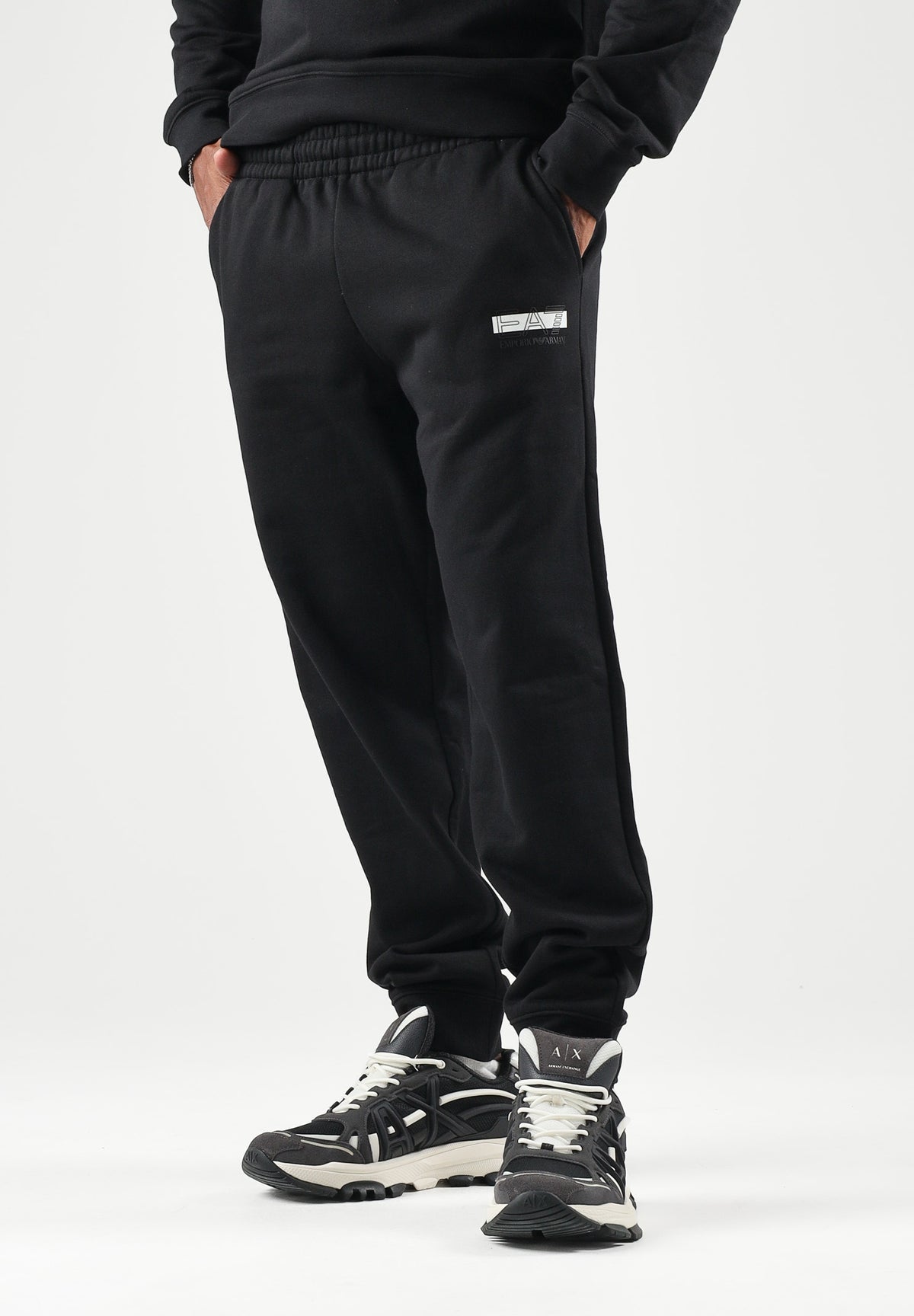 EA7 Tuta sportiva nera con felpa girocollo e jogger neri per uomo 7M002428AF10377 MC001 EA7