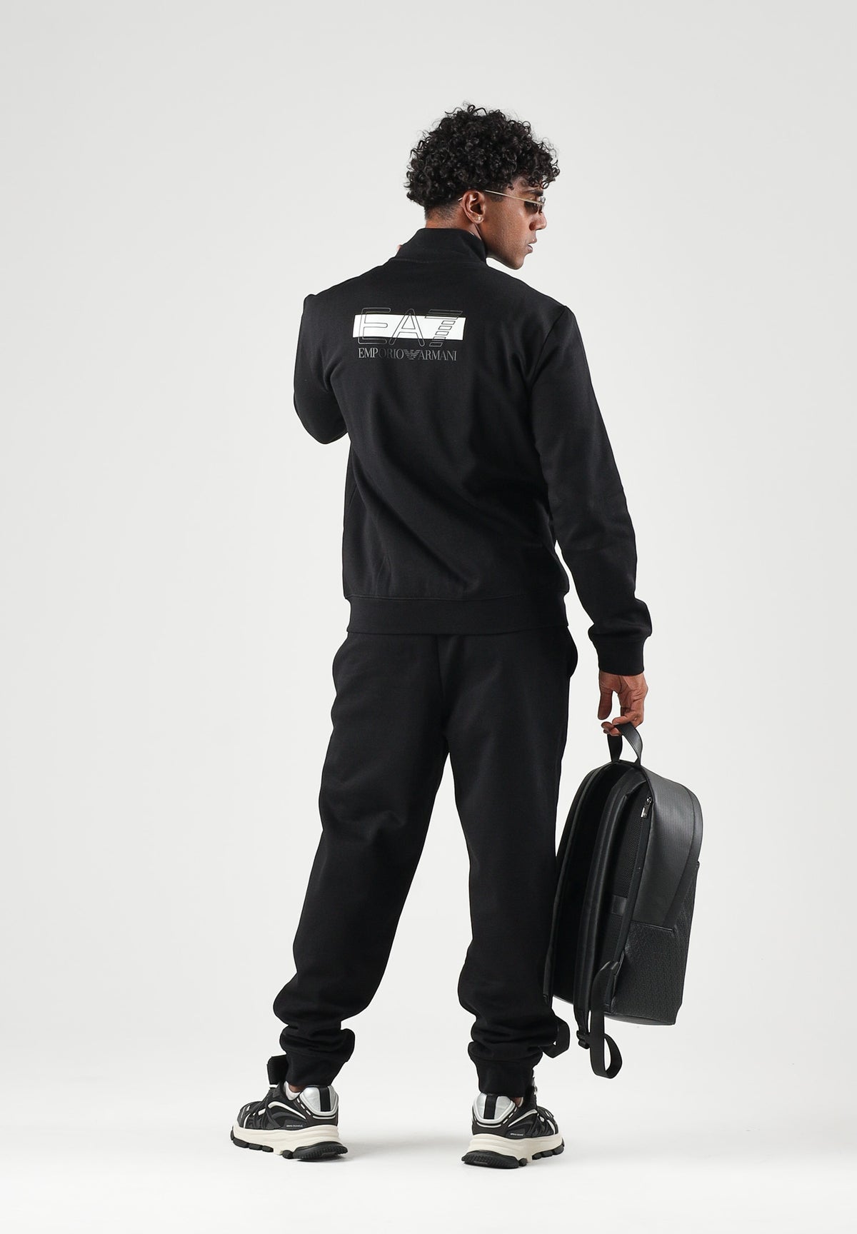 EA7 Tuta SET TRACKSUIT full zip Black White nera e bianca da uomo con felpa full zip, collo alto e pantaloni jogger coordinati. 7M002431AF10377 MC001 EA7
