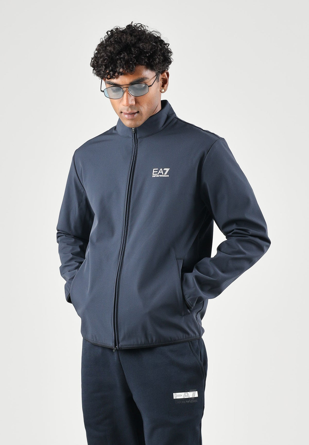 EA7 Giacca a vento Armani Blue blu navy da uomo con collo alto, chiusura con zip frontale e logo sul petto. 7M002481AF26523 UB102 EA7