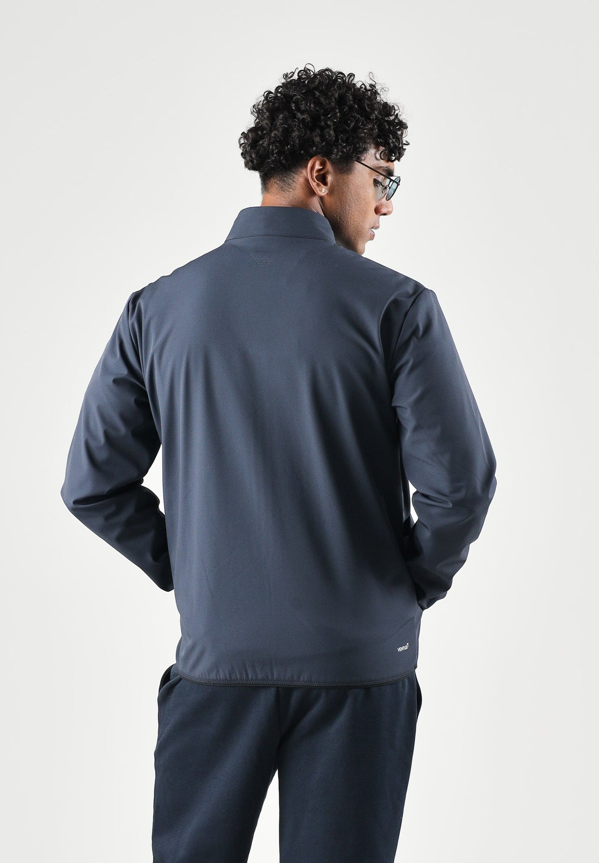 EA7 Giacca a vento Armani Blue blu navy da uomo con collo alto, chiusura con zip frontale e logo sul petto. 7M002481AF26523 UB102 EA7