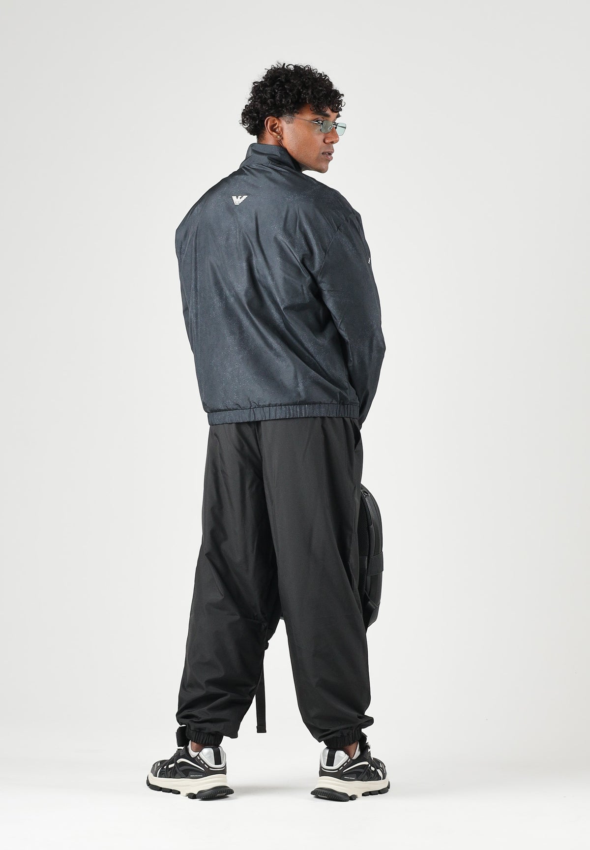 EA7 Tuta TENNIS PRO Black Fancy nera e grigio scuro da uomo con felpa full zip, collo alto, pantaloni jogger coordinati e loghi a contrasto 7M002505AF12948 FC039 EA7