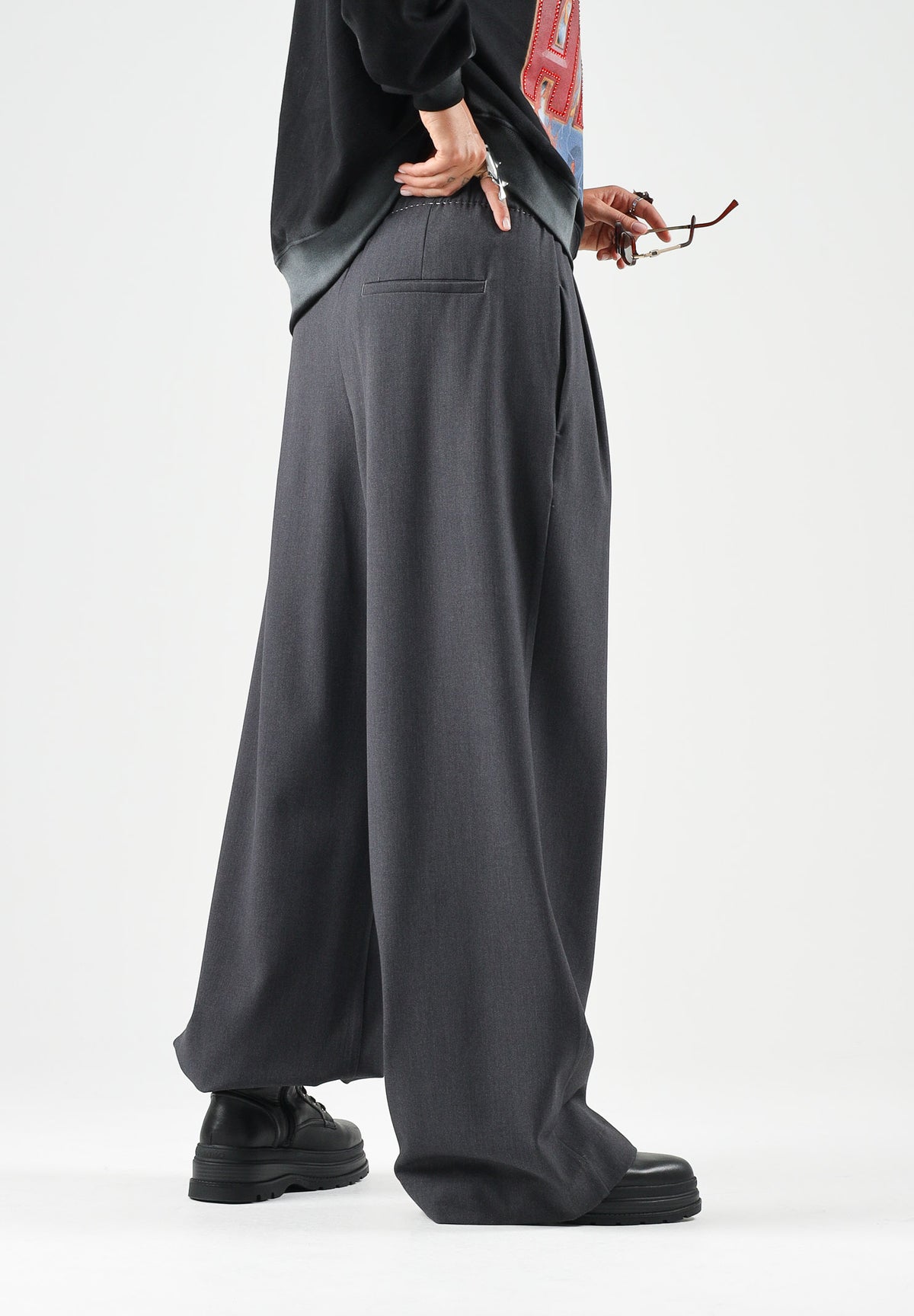 ELEH Pantaloni PALAZZO CON CINTURONE ELASTICO Grigio Scuro grigio antracite da donna, in tessuto fluido misto viscosa, con vita alta elasticizzata, pieghe anteriori, tasche laterali e gamba lunga e ampia. EFW260074 016 ELEH
