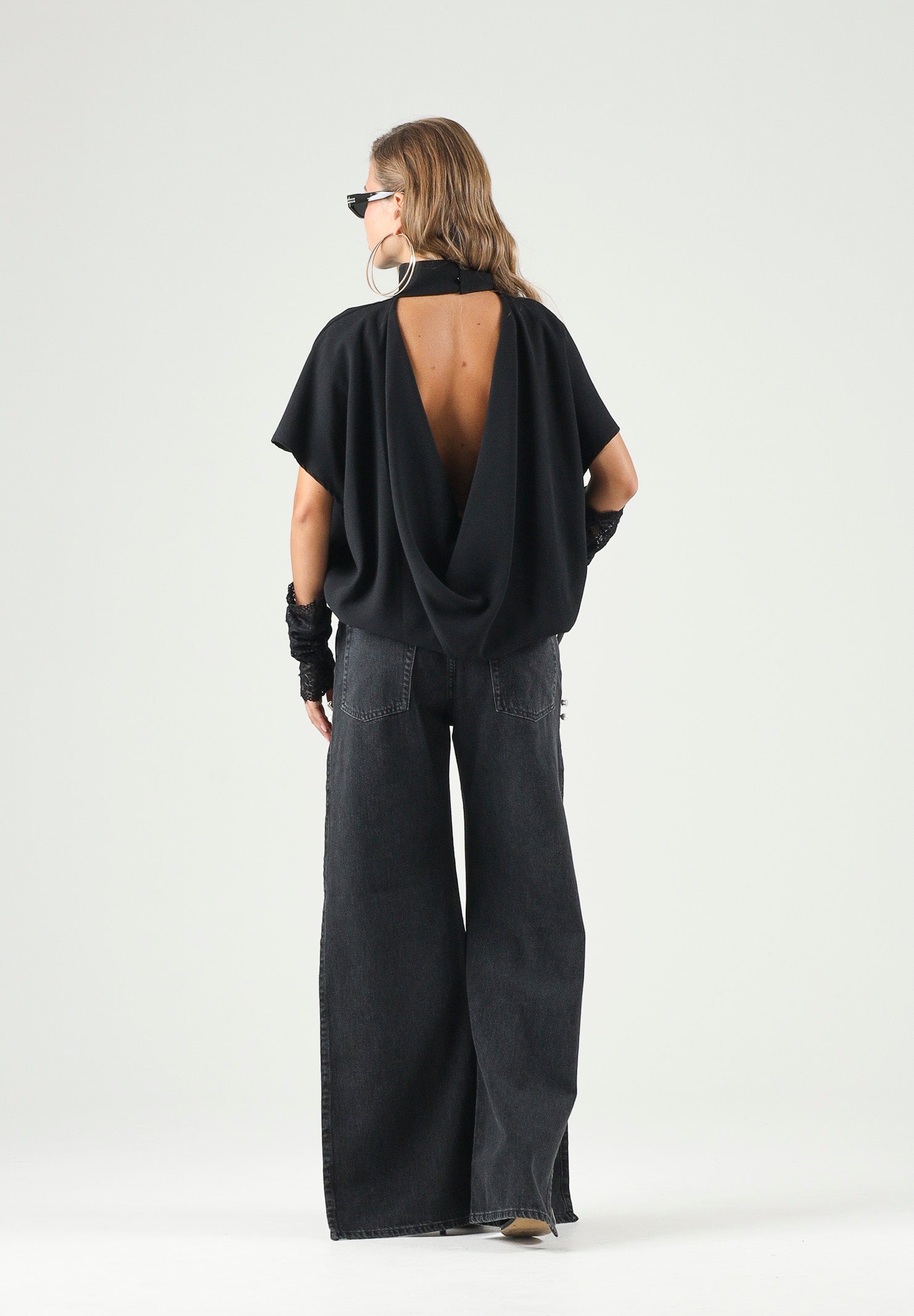 ELEH Blusa a collo alto nero da donna con maniche corte ampie. EFW260269 001 ELEH