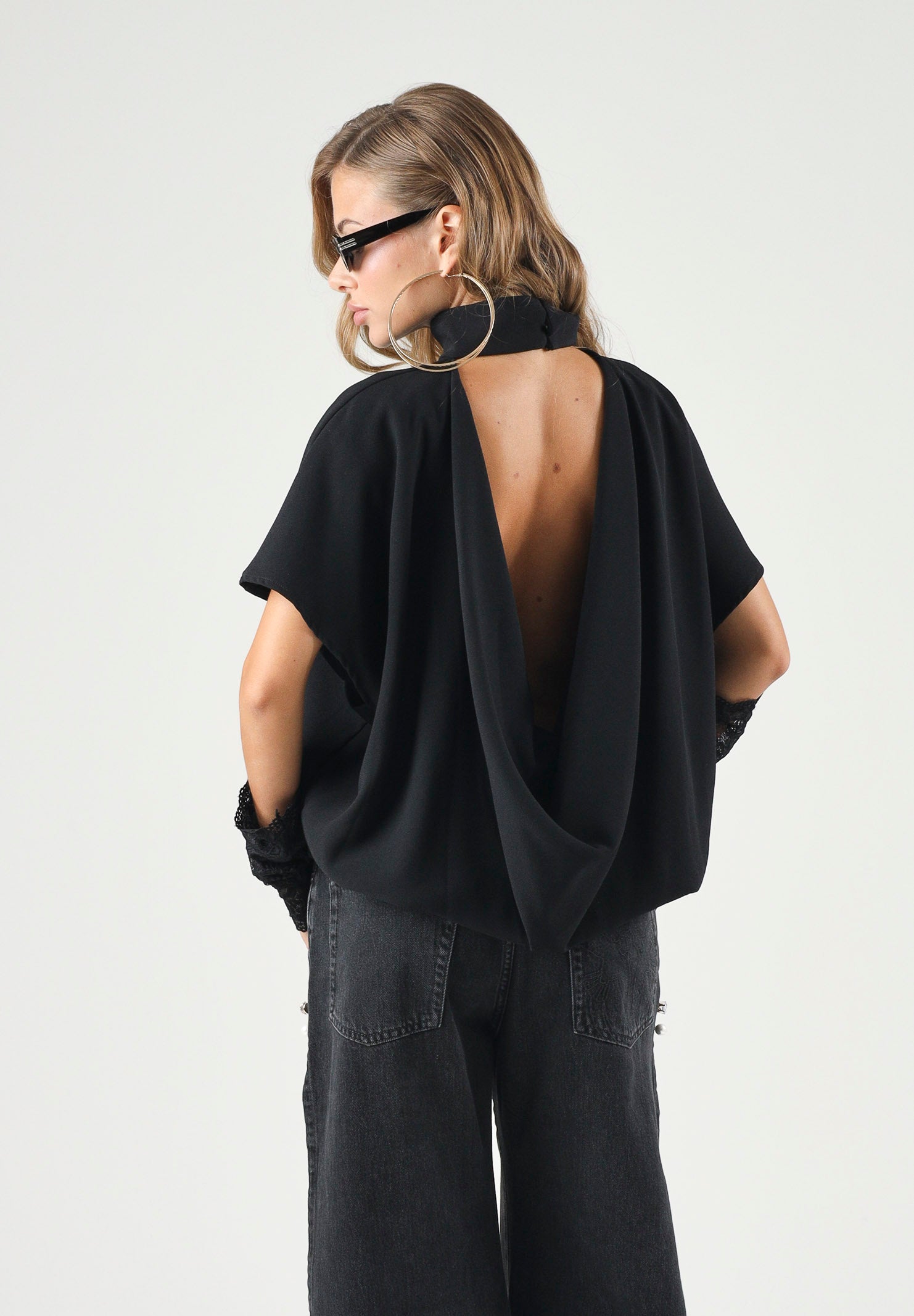 ELEH Blusa a collo alto nero da donna con maniche corte ampie. EFW260269 001 ELEH