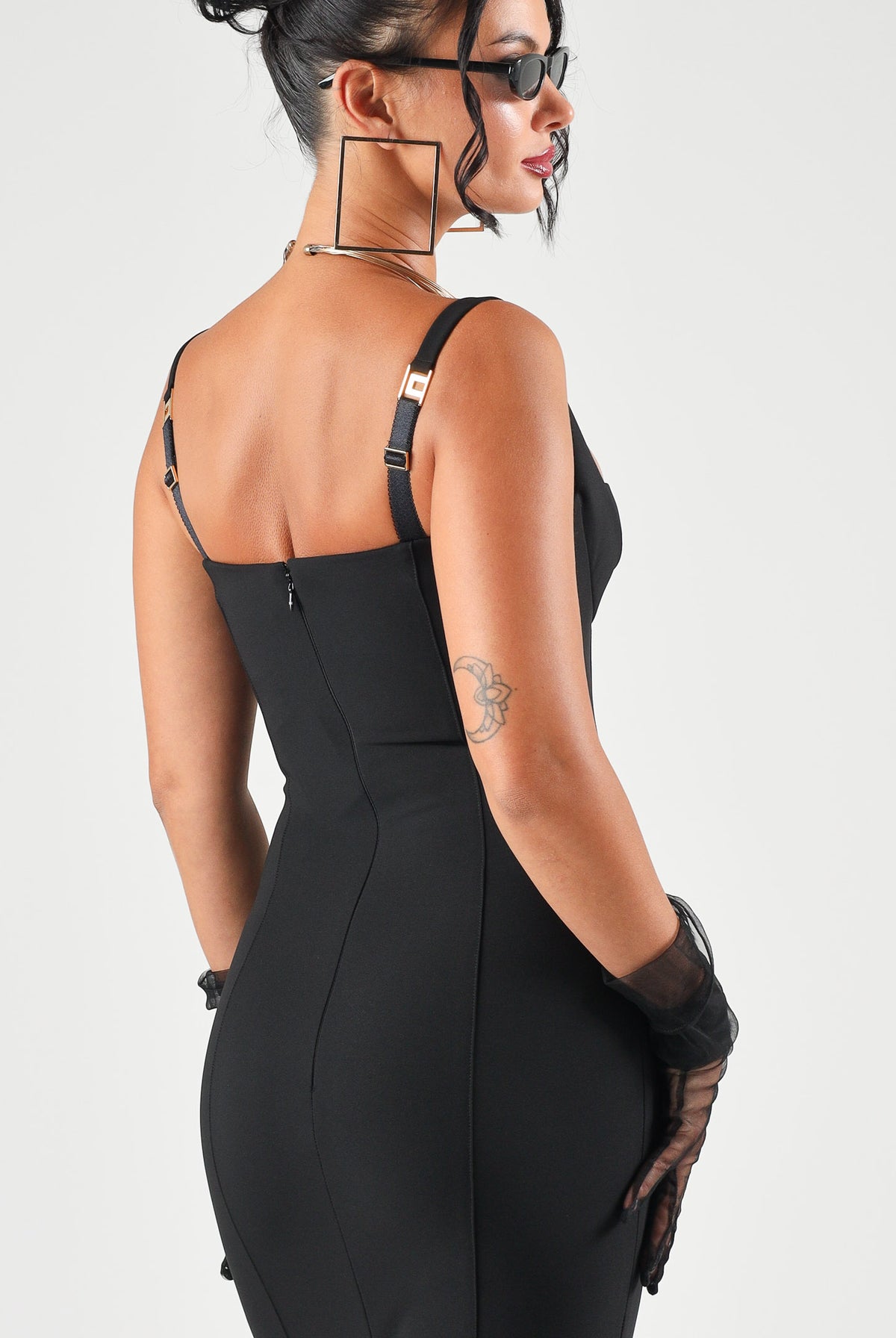 ELISABETTA FRANCHI Abito corto nero per donna con silhouette fasciante e scollo strutturato AB00267E2 110 ELISABETTA FRANCHI
