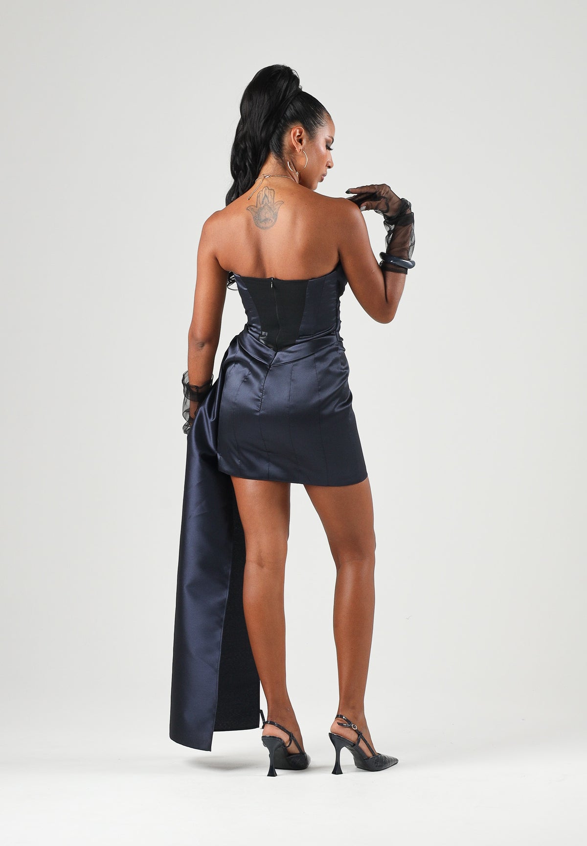 ELISABETTA FRANCHI Abito mini in gazar blu notte per donna con coda laterale drappeggiata. AB96067E2 H88 ELISABETTA FRANCHI
