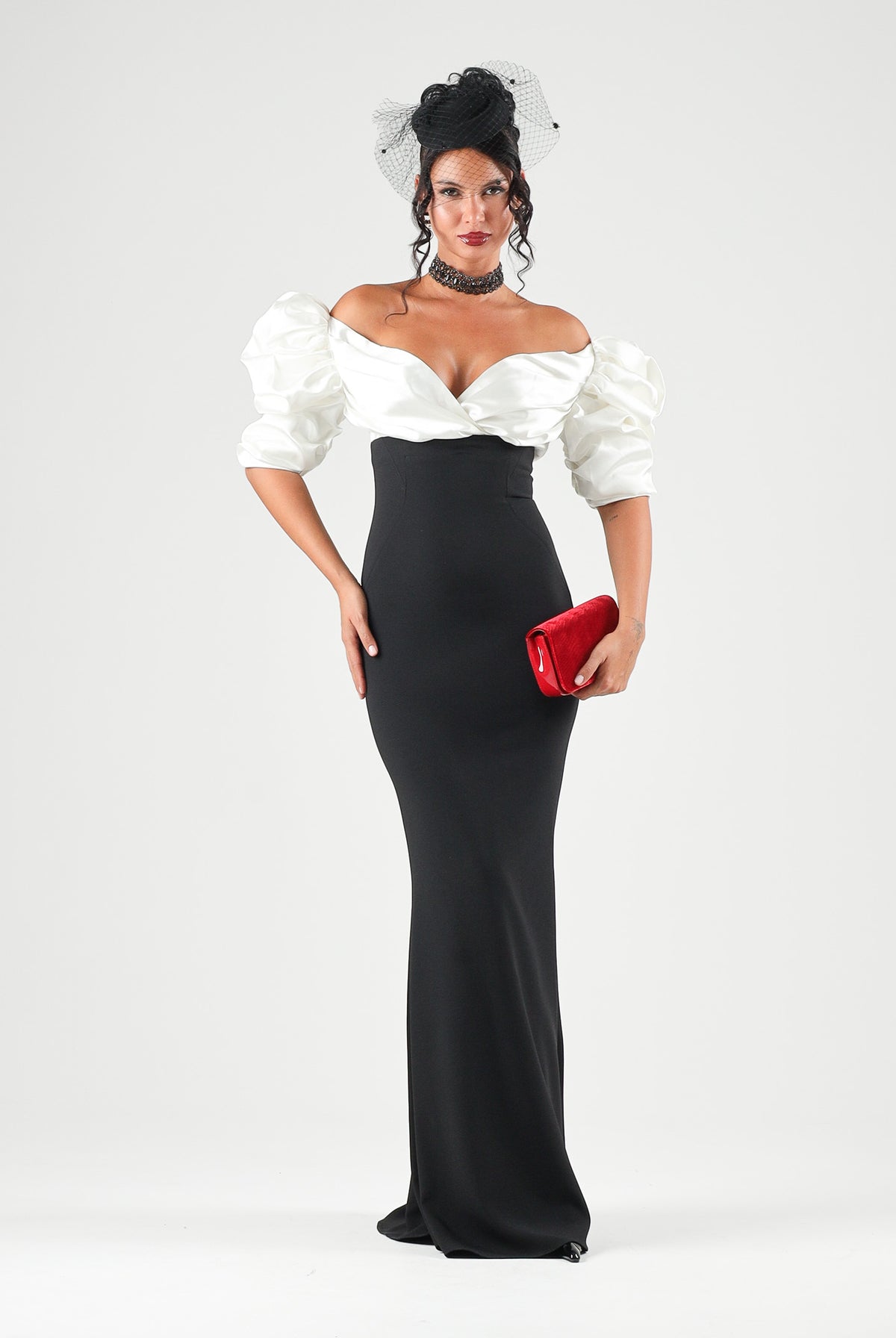 ELISABETTA FRANCHI Abito lungo RED CARPET IN GAZAR E CRÊPE LEGGERO Avorio/Nero bianco avorio e nero da donna, con corpetto in gazar, scollo a V, ampie maniche balloon strutturate, gonna lunga in crêpe leggero e zip invisibile sul retro. ABR0967E2 309 ELISABETTA FRANCHI