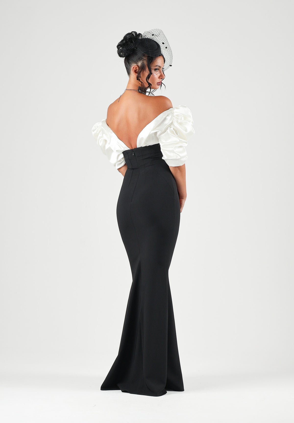 ELISABETTA FRANCHI Abito lungo avorio-nero per donna con corpetto bicolore e maniche strutturate a sbuffo ABR0967E2 309 ELISABETTA FRANCHI