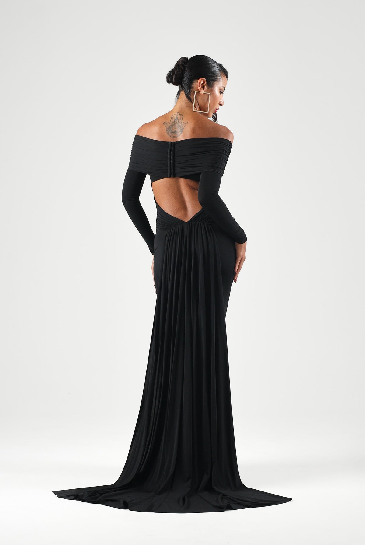 ELISABETTA FRANCHI Abito lungo nero per donna con raffinato scollo omerale, maniche lunghe e prezioso dettaglio gioiello. ABR2667E2 110 ELISABETTA FRANCHI