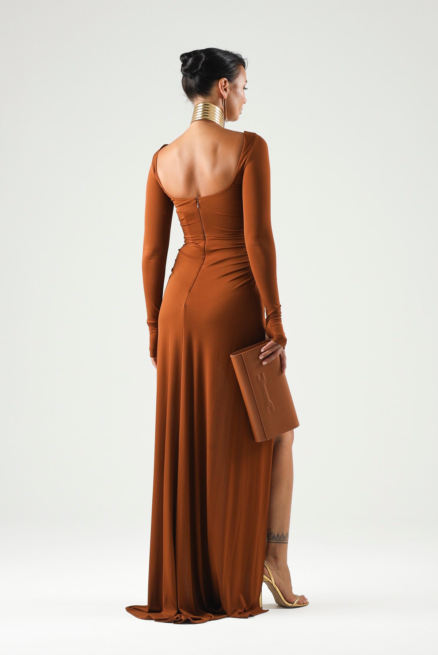 ELISABETTA FRANCHI Abito RED CARPET lungo sigaro-marrone da donna con drappeggio e scenografico pannello effetto coda<BR/> ABR3567E2 FK3 ELISABETTA FRANCHI