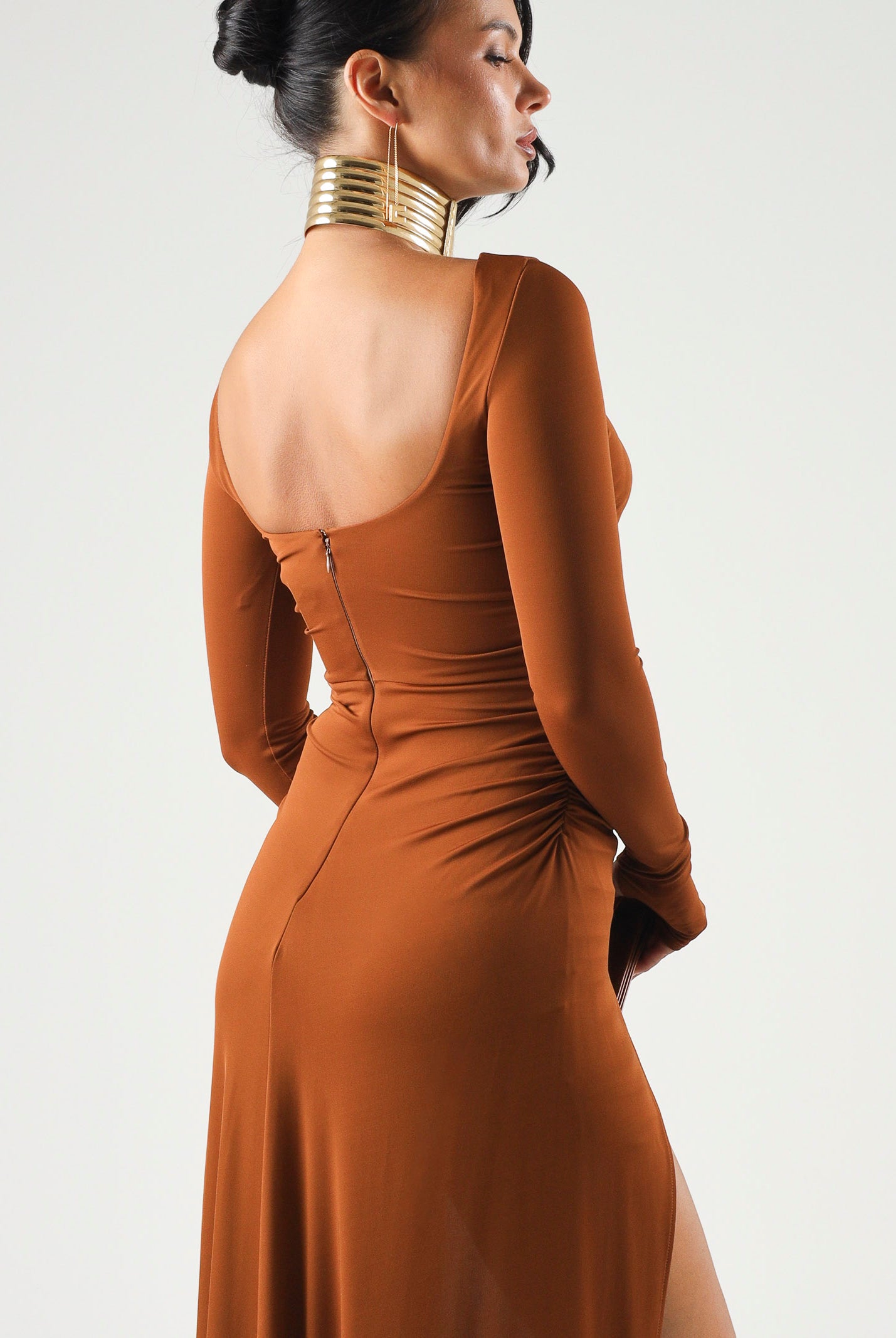 ELISABETTA FRANCHI Abito RED CARPET lungo sigaro-marrone da donna con drappeggio e scenografico pannello effetto coda<BR/> ABR3567E2 FK3 ELISABETTA FRANCHI