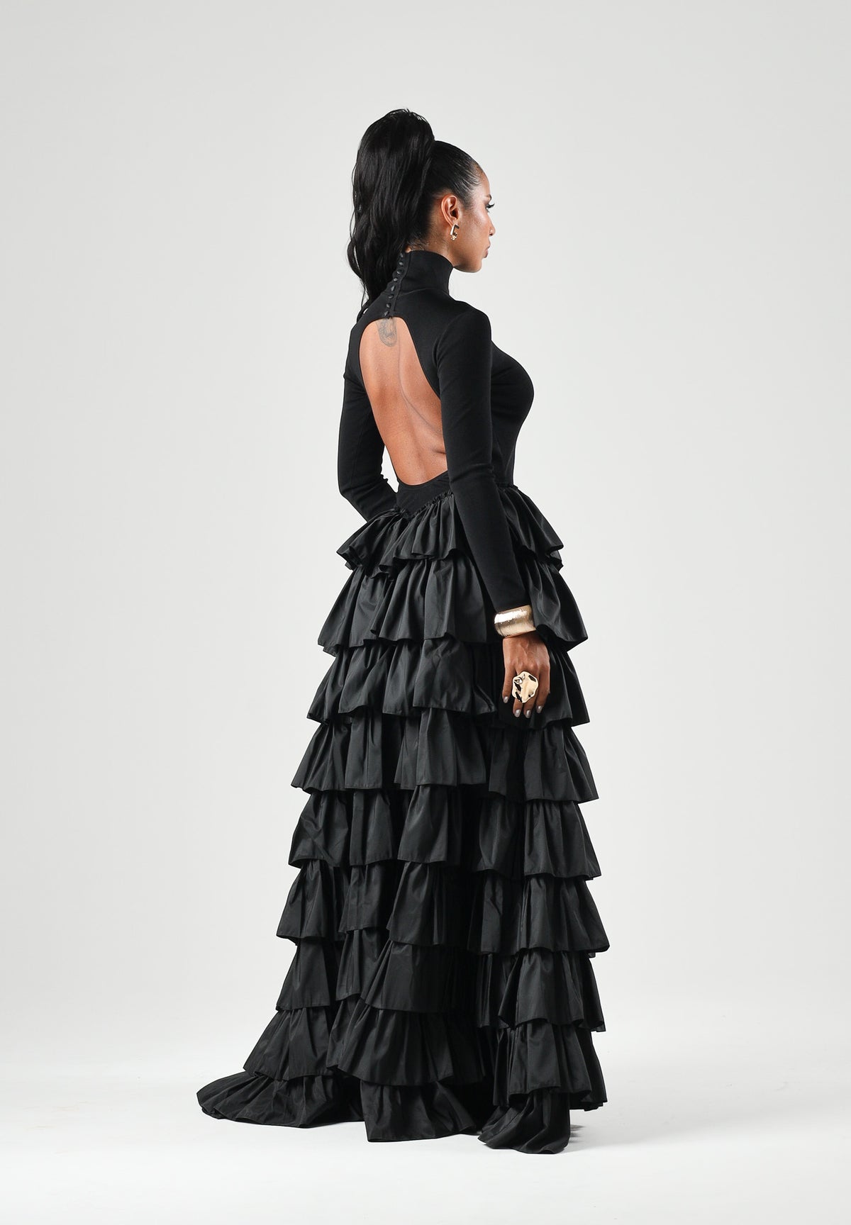 ELISABETTA FRANCHI Abito lungo nero per donna con collo alto e gonna voluminosa a balze. AM56S67E2 110 ELISABETTA FRANCHI