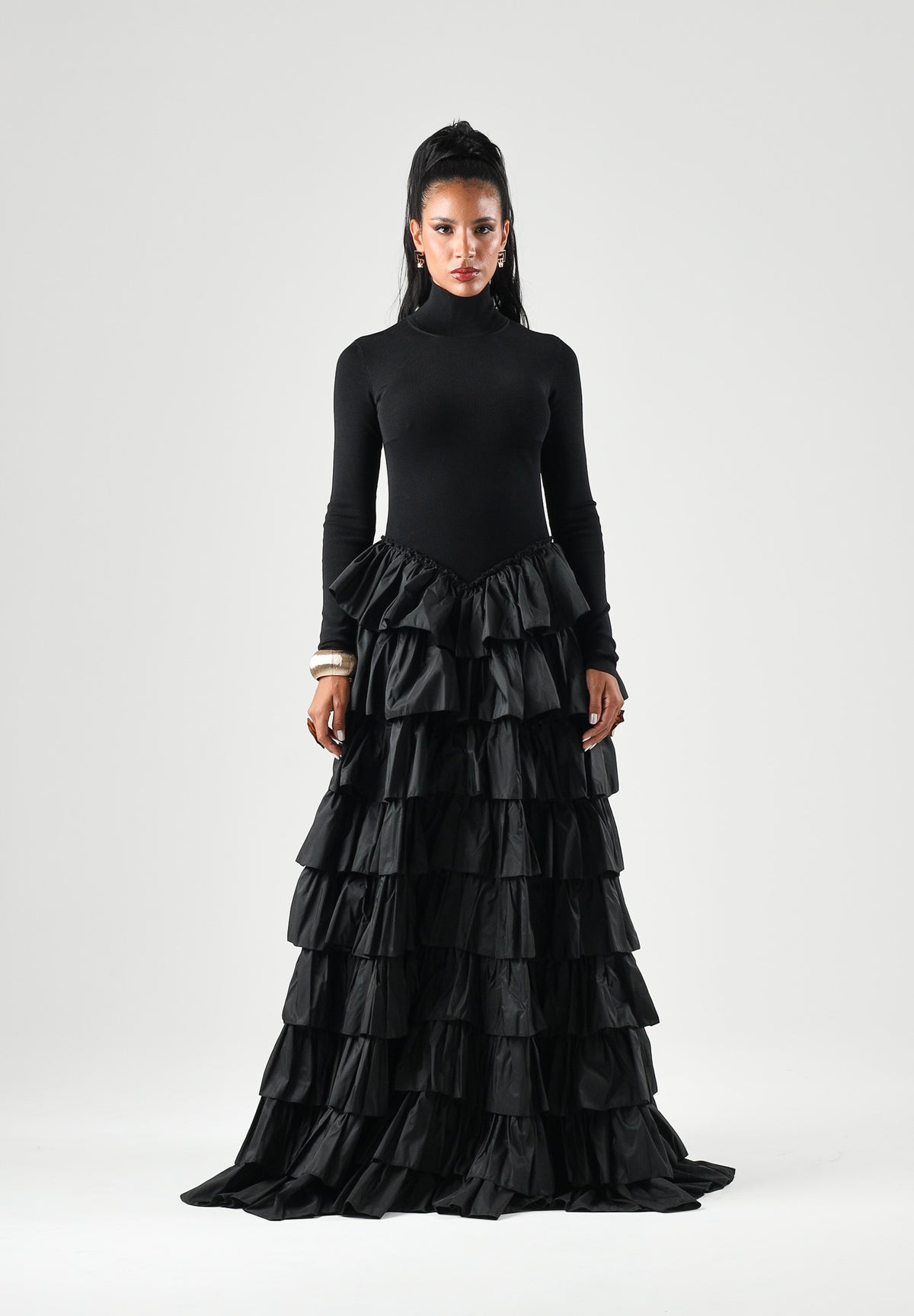 ELISABETTA FRANCHI Abito lungo nero per donna con collo alto e gonna voluminosa a balze. AM56S67E2 110 ELISABETTA FRANCHI