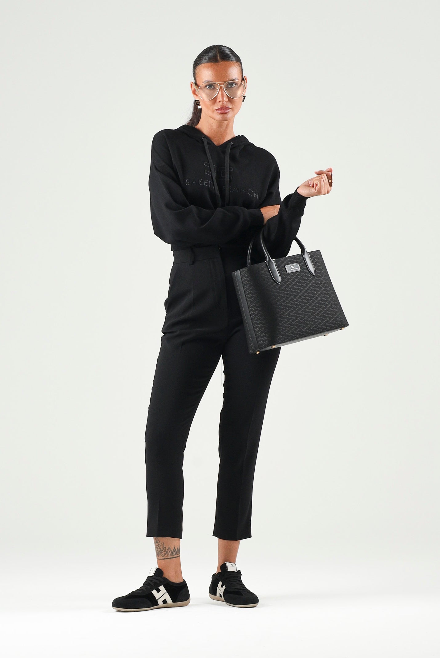 ELISABETTA FRANCHI Body in maglia nero da donna con logo ricamato tono su tono.<BR/> BK87S66E2 110 ELISABETTA FRANCHI