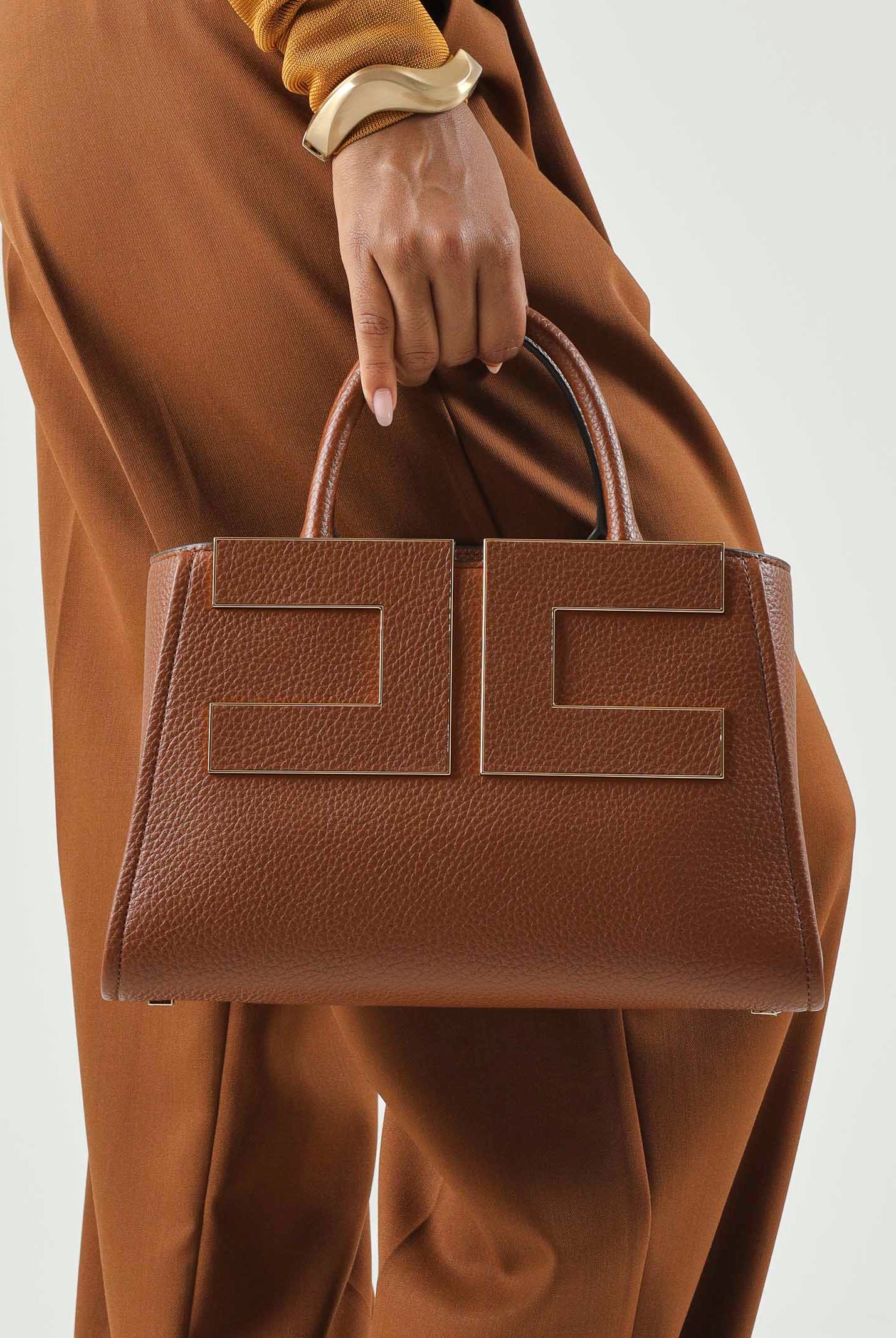 ELISABETTA FRANCHI Borsa a mano brown sugar- marrone da donna con maxi logo frontale <BR/> BS06A66E2 FK3 ELISABETTA FRANCHI