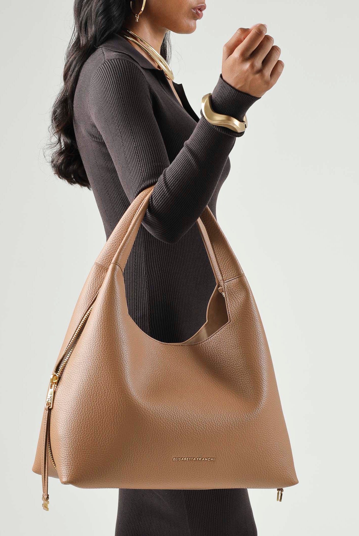 ELISABETTA FRANCHI Borsa HOBO a spalla daino-cuoio, da donna con zip laterali e charms logo pendenti.<BR/> BS23A66E2 AI6 ELISABETTA FRANCHI