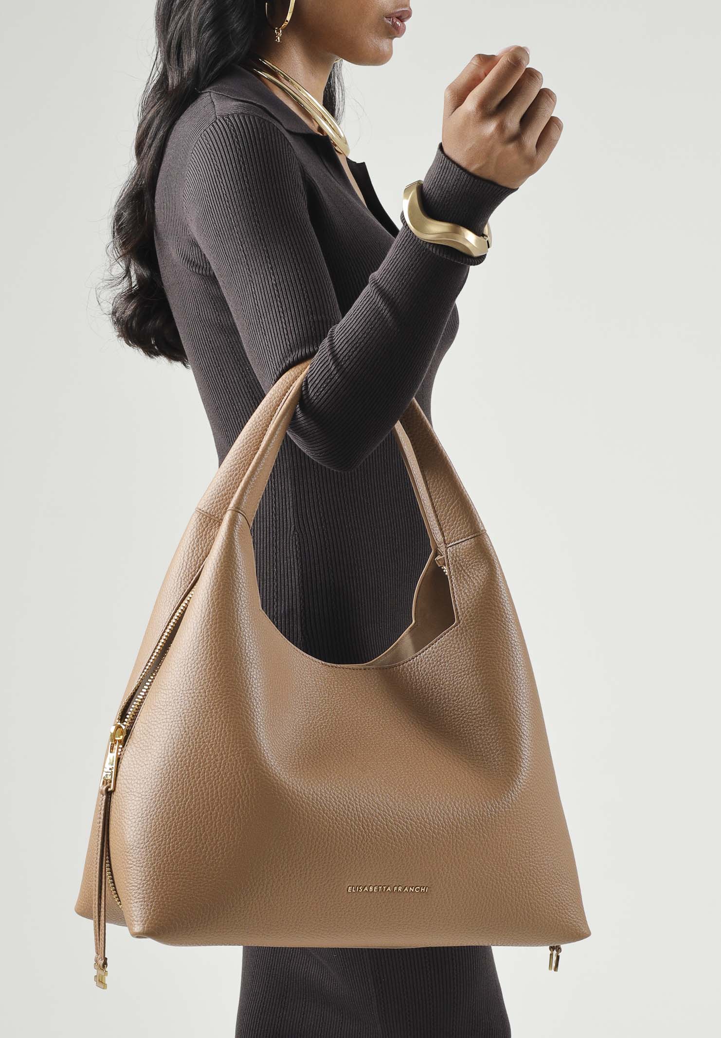 ELISABETTA FRANCHI Borsa HOBO a spalla daino-cuoio, da donna con zip laterali e charms logo pendenti.<BR/> BS23A66E2 AI6 ELISABETTA FRANCHI
