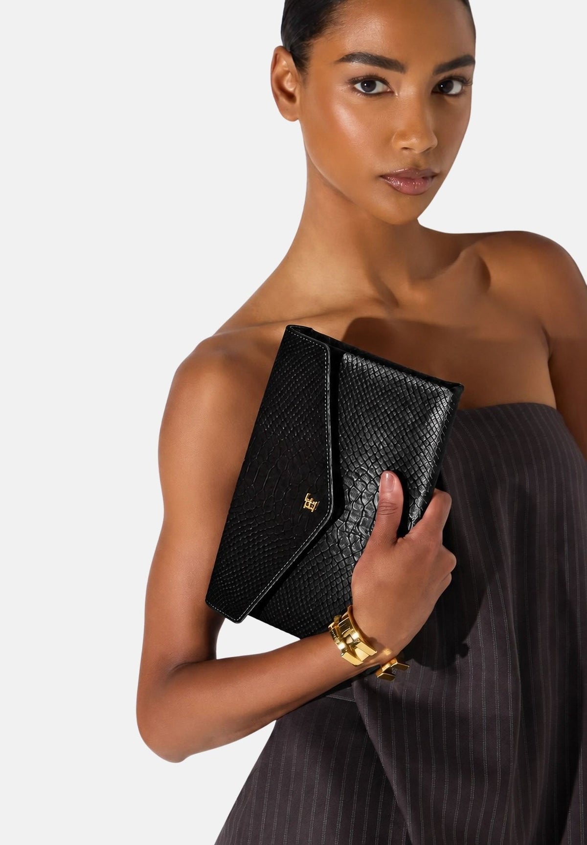 ELISABETTA FRANCHI Pochette nera per donna con patta frontale e chiusura a scatto metallica. BS27A67E2 110 ELISABETTA FRANCHI