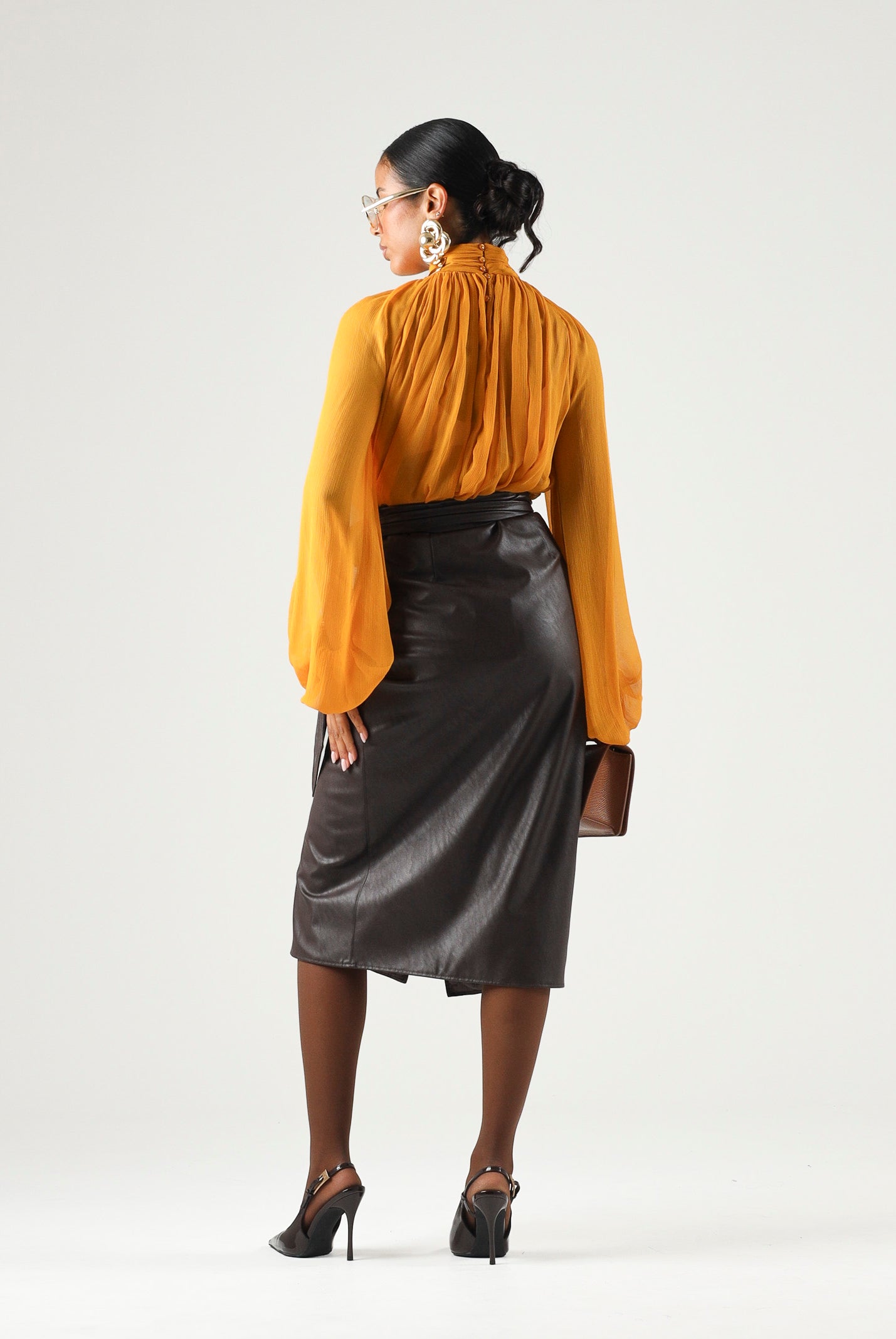 ELISABETTA FRANCHI Blusa ambra-giallo ocra a donna con lavorazioni a pieghe e arricciature.<BR/> CA18966E2 940 ELISABETTA FRANCHI