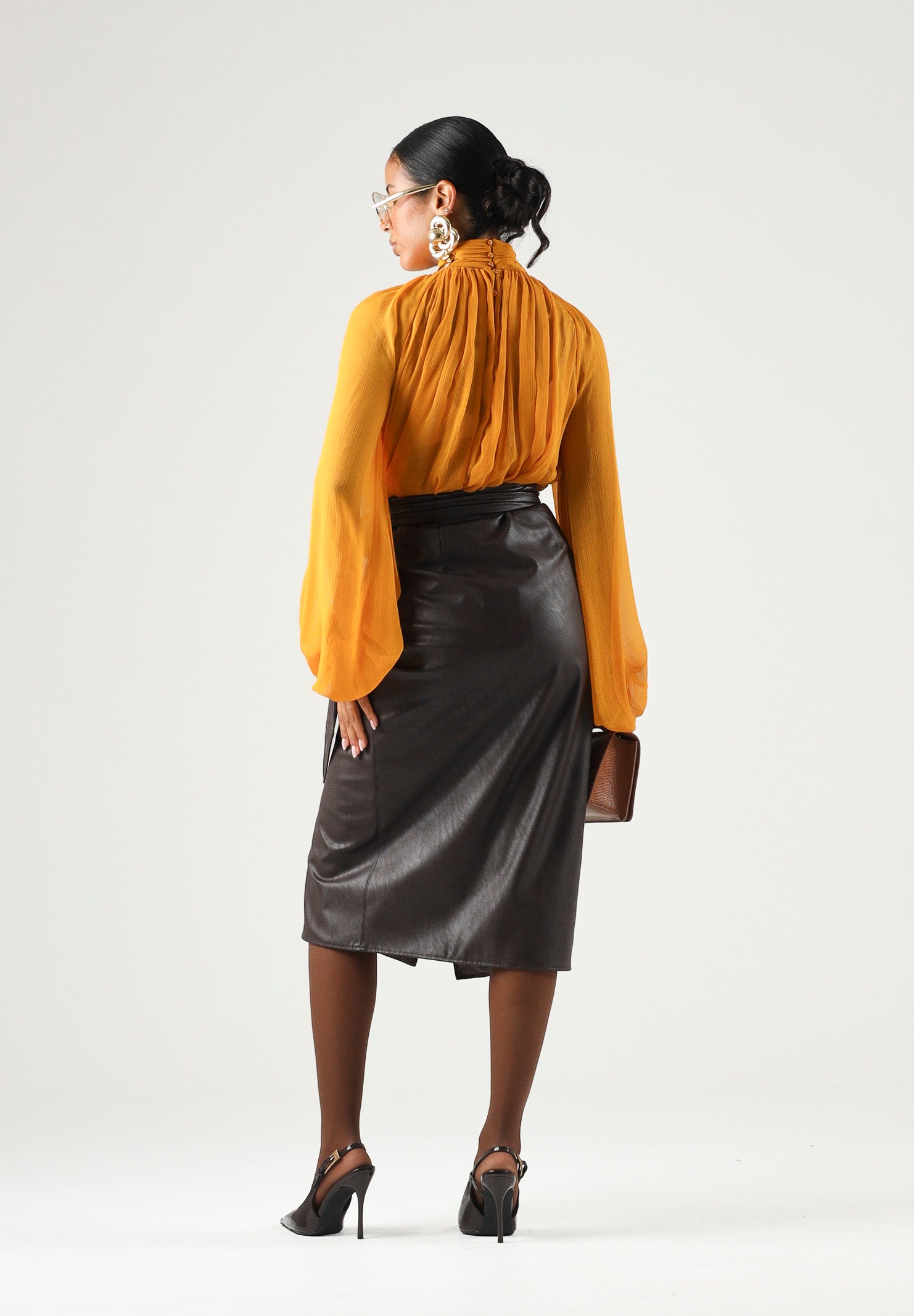 ELISABETTA FRANCHI Blusa ambra-giallo ocra a donna con lavorazioni a pieghe e arricciature.<BR/> CA18966E2 940 ELISABETTA FRANCHI