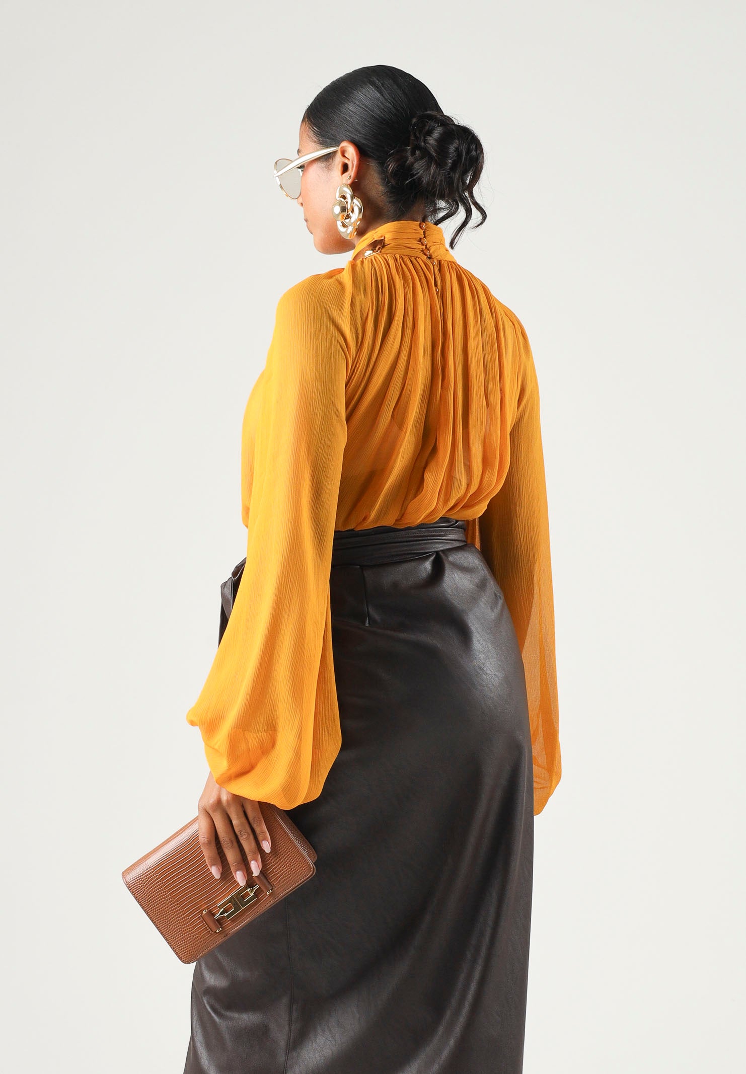 ELISABETTA FRANCHI Blusa ambra-giallo ocra a donna con lavorazioni a pieghe e arricciature.<BR/> CA18966E2 940 ELISABETTA FRANCHI