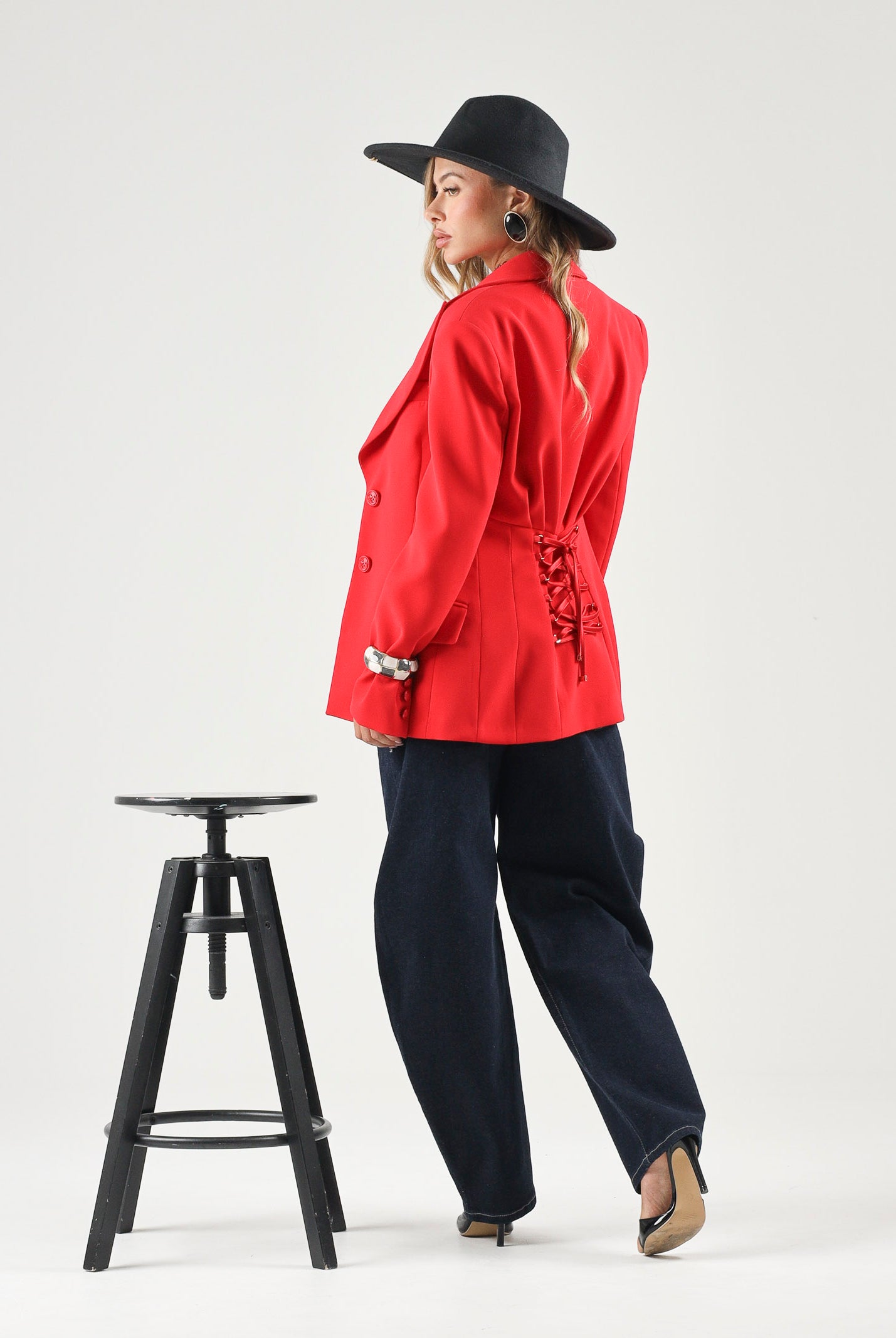 ELISABETTA FRANCHI Giacca IN CRÊPE monopetto red passion rosso da donna con dettaglio criss-cross sul retro.<BR/> GI27366E2 CG5 ELISABETTA FRANCHI