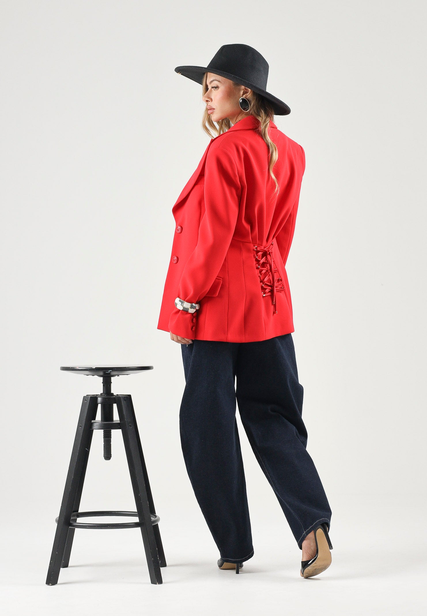 ELISABETTA FRANCHI Giacca IN CRÊPE monopetto red passion rosso da donna con dettaglio criss-cross sul retro.<BR/> GI27366E2 CG5 ELISABETTA FRANCHI