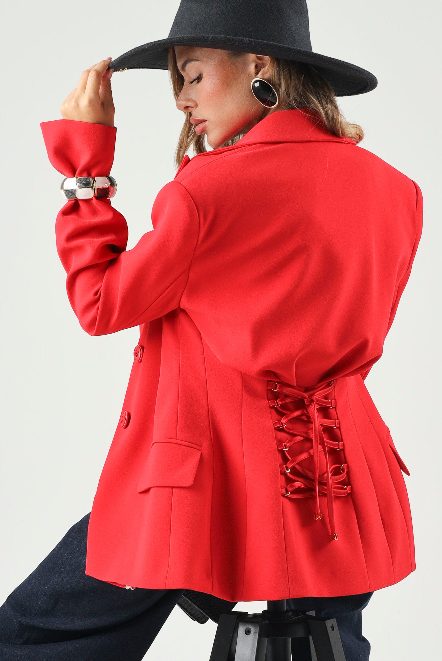 ELISABETTA FRANCHI Giacca IN CRÊPE monopetto red passion rosso da donna con dettaglio criss-cross sul retro.<BR/> GI27366E2 CG5 ELISABETTA FRANCHI