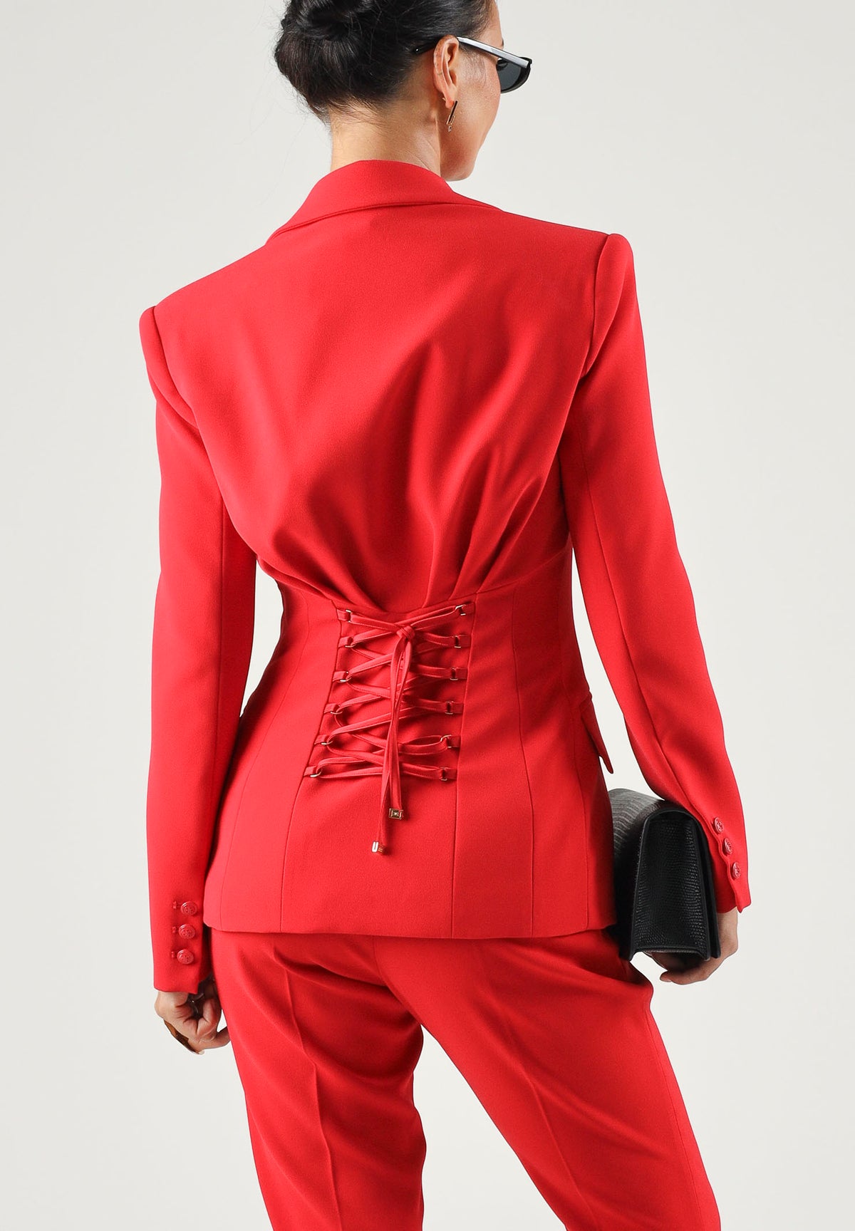 ELISABETTA FRANCHI Giacca monopetto IN CRÊPE monopetto red passion rosso da donna con dettaglio criss-cross sul retro.<BR/> GI27366E2 CG5 ELISABETTA FRANCHI
