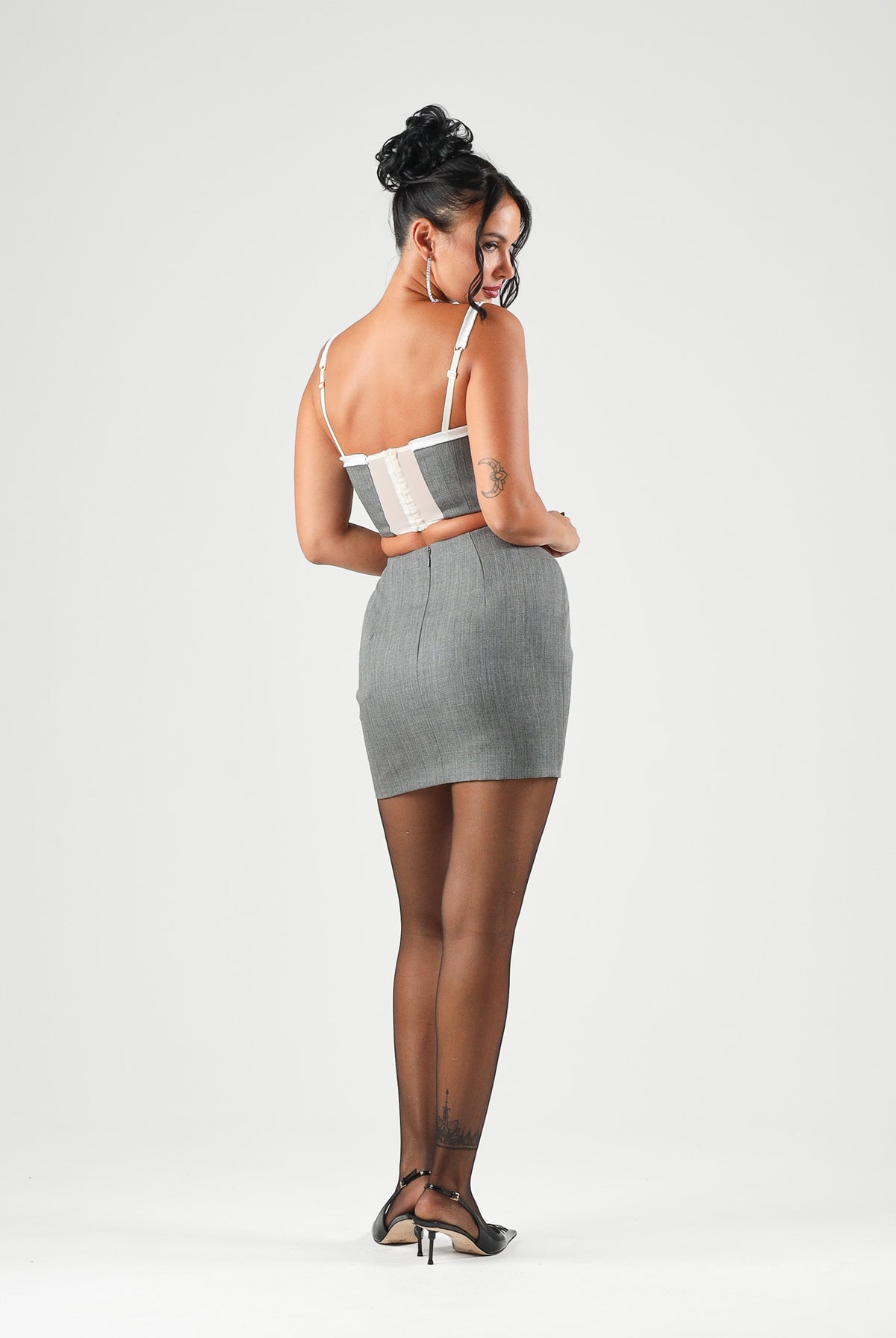 ELISABETTA FRANCHI Minigonna IN LANA CON STAMPA LOGO Grigio Mélange grigio medio da donna, in pura lana vergine, con silhouette aderente ad anfora, inserti imbottiti sui fianchi, lettering logato laterale e zip invisibile sul retro. GO23667E2 431 ELISABETTA FRANCHI