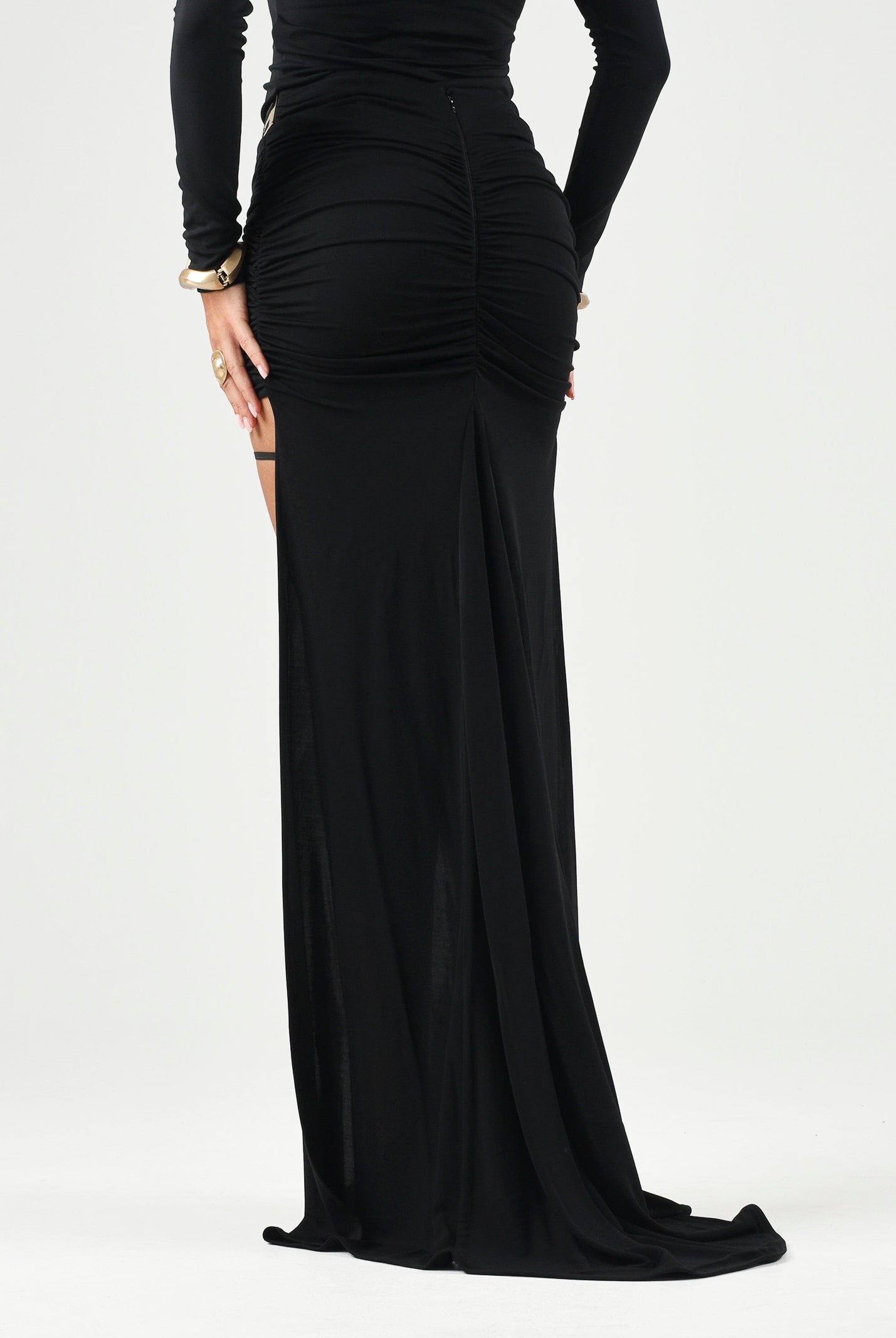 ELISABETTA FRANCHI Gonna in jersey nero da donna con drappeggio e dettagli logo dorati.<BR/> GO24867E2 110 ELISABETTA FRANCHI