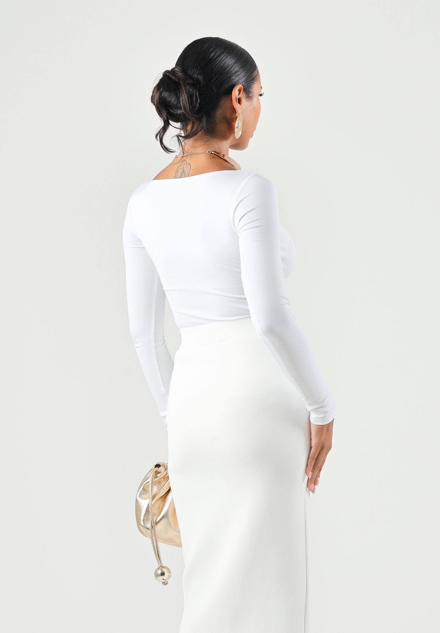 ELISABETTA FRANCHI Maglia scollo a V, avorio-bianco da donna con dettaglio gioiello centrale MD00567E2 360 ELISABETTA FRANCHI
