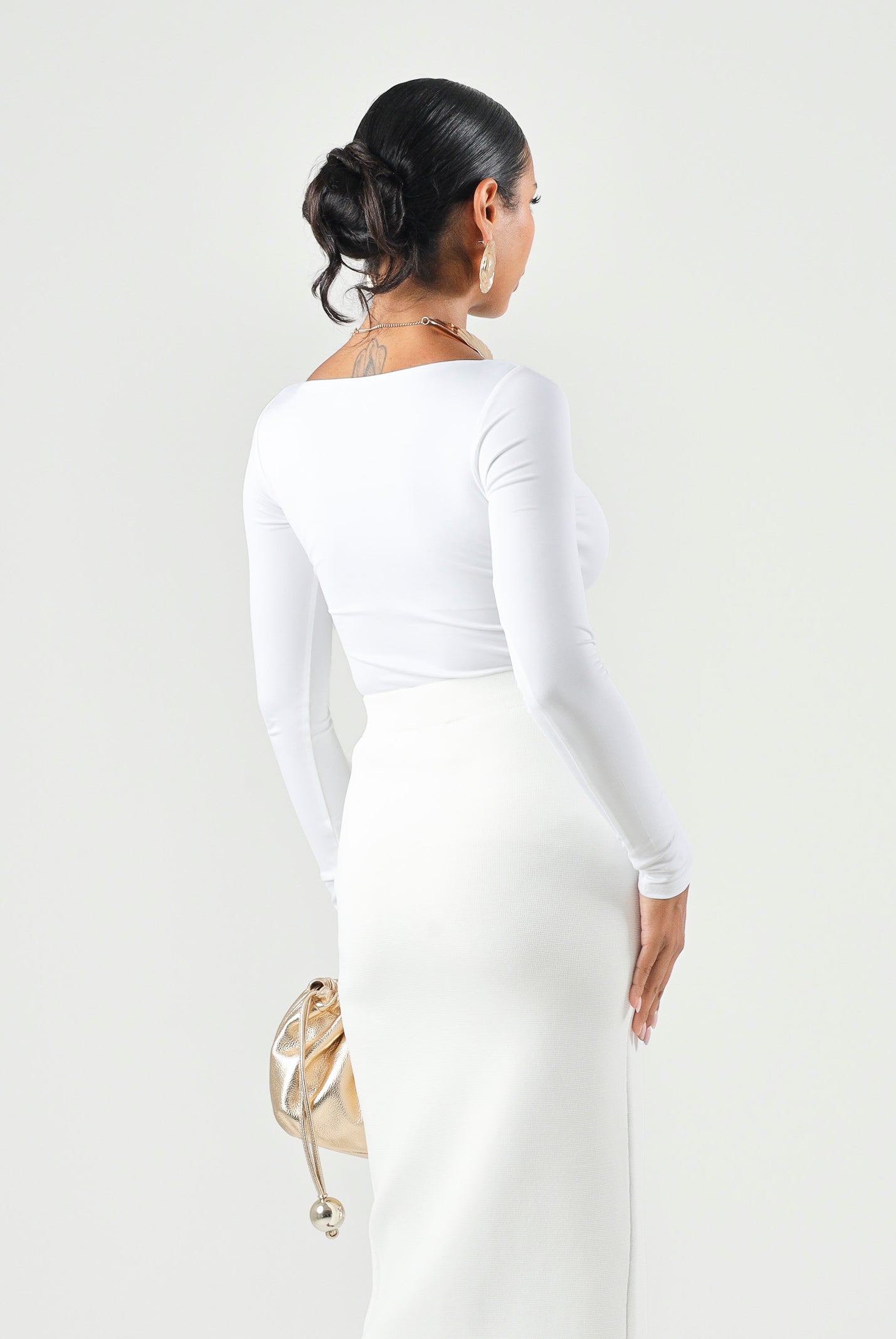 ELISABETTA FRANCHI Maglia scollo a V, avorio-bianco da donna con dettaglio gioiello centrale MD00567E2 360 ELISABETTA FRANCHI