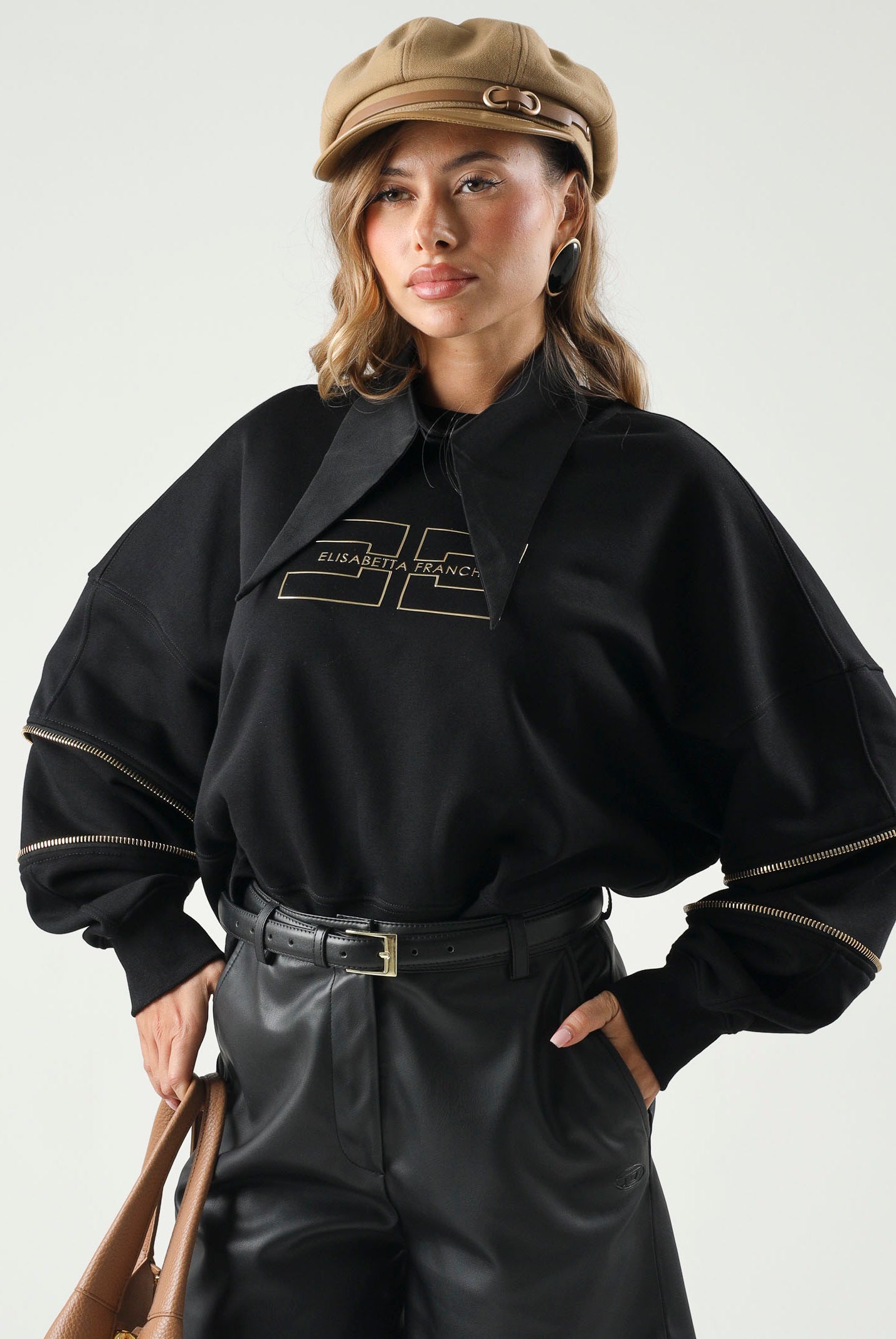 ELISABETTA FRANCHI Felpa girocollo nero da donna con monogramma frontale<BR/> MD05P66E2 110 ELISABETTA FRANCHI