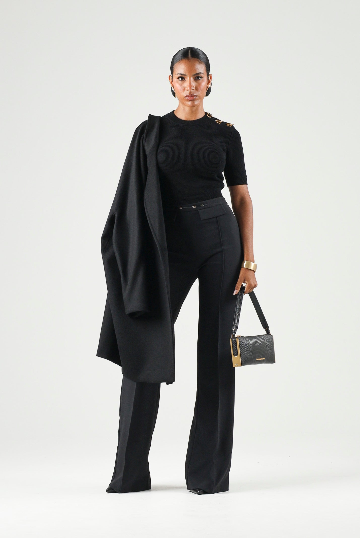 ELISABETTA FRANCHI Top in maglia nero da donna con applicazioni gioiello sulla spalla.<BR/> MK02S66E2 110 ELISABETTA FRANCHI