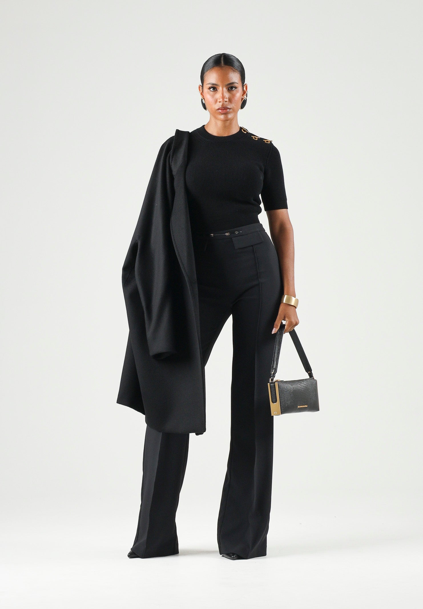 ELISABETTA FRANCHI Top in maglia nero da donna con applicazioni gioiello sulla spalla.<BR/> MK02S66E2 110 ELISABETTA FRANCHI