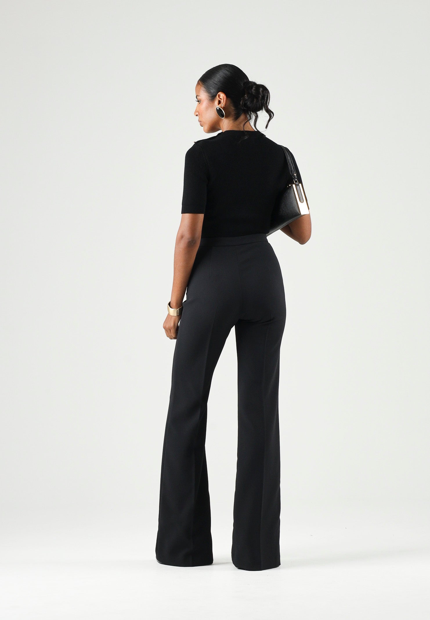 ELISABETTA FRANCHI Top in maglia nero da donna con applicazioni gioiello sulla spalla.<BR/> MK02S66E2 110 ELISABETTA FRANCHI