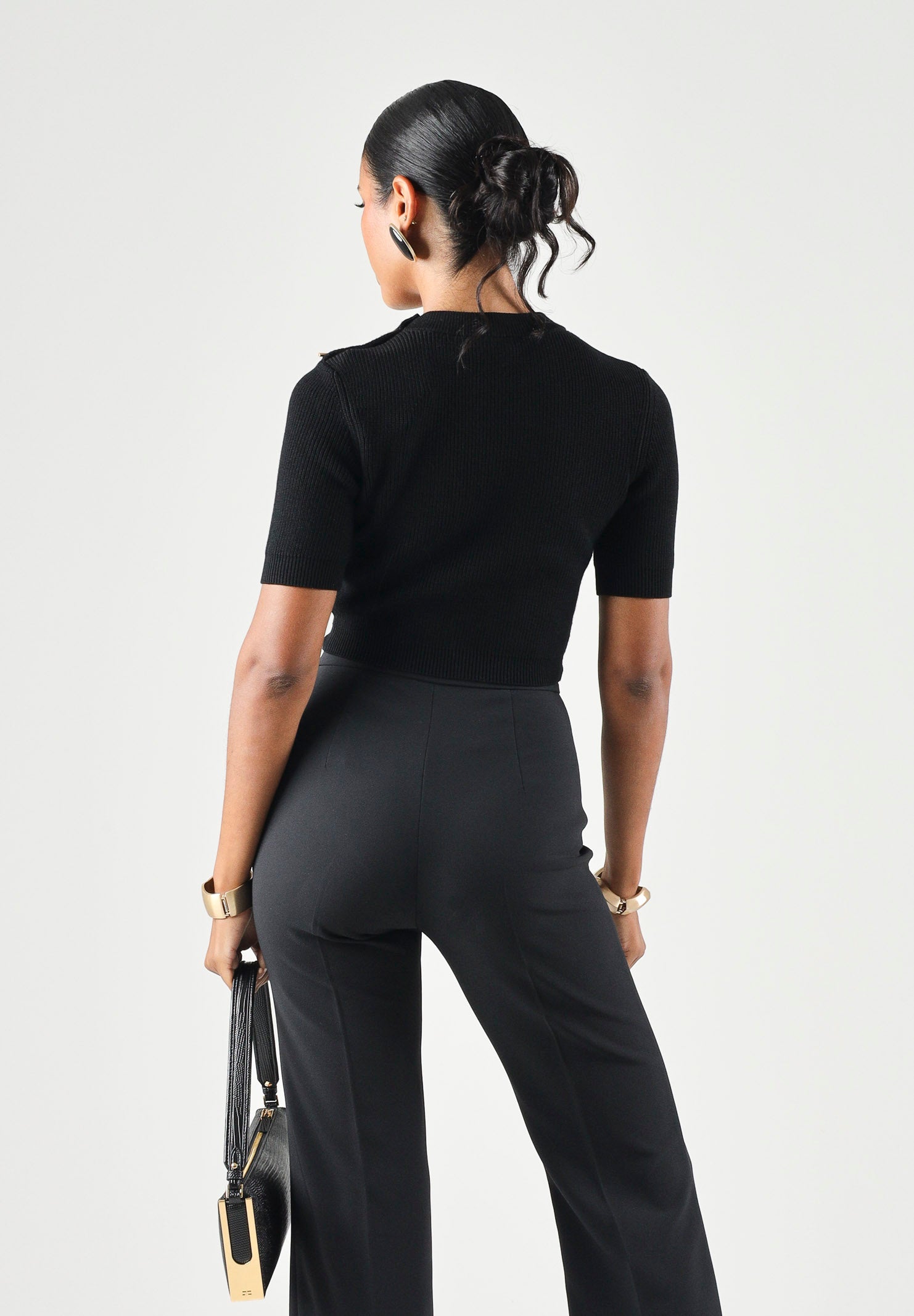 ELISABETTA FRANCHI Top in maglia nero da donna con applicazioni gioiello sulla spalla.<BR/> MK02S66E2 110 ELISABETTA FRANCHI